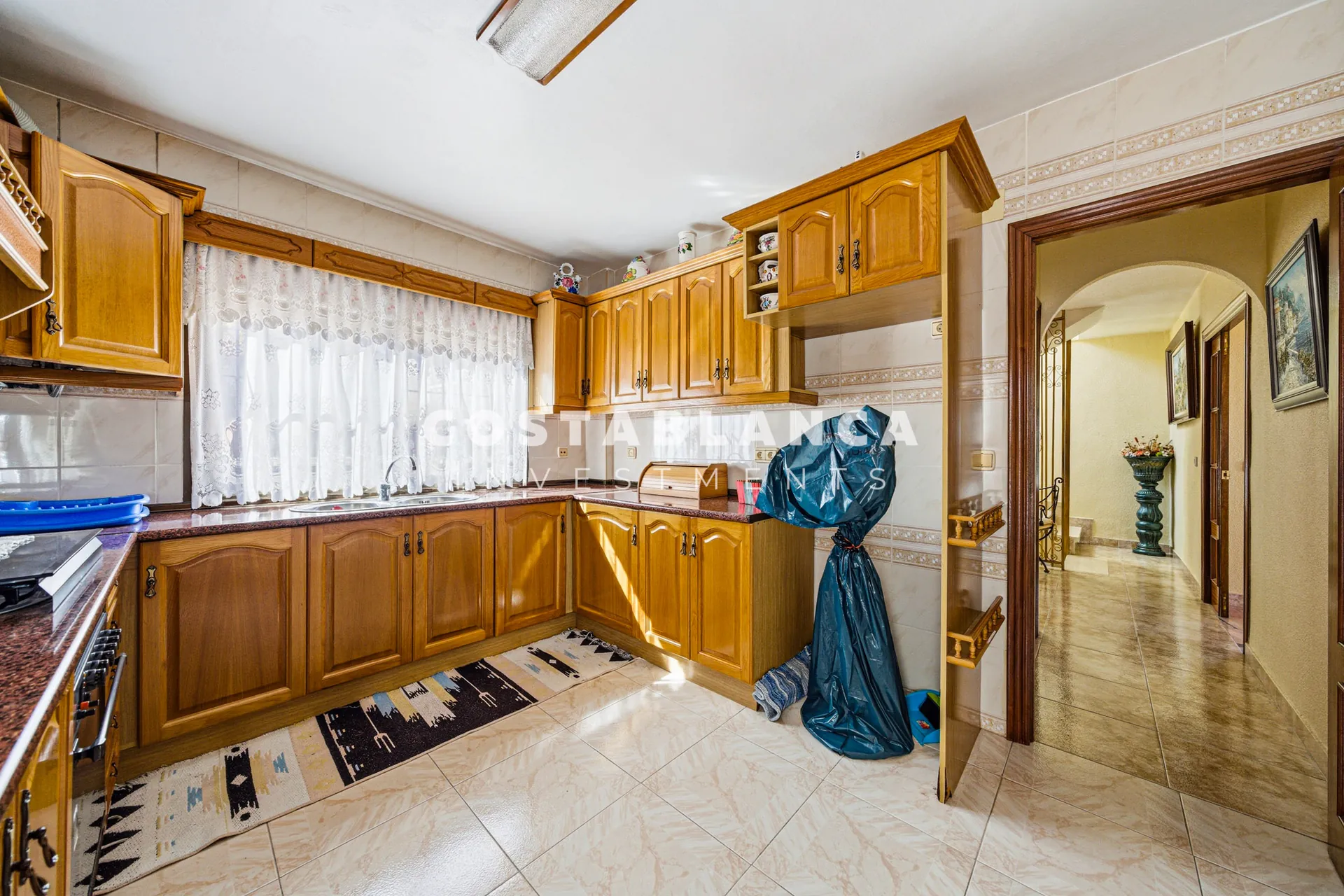 Large family home with pool and summer kitchen for sale in La Nucía.