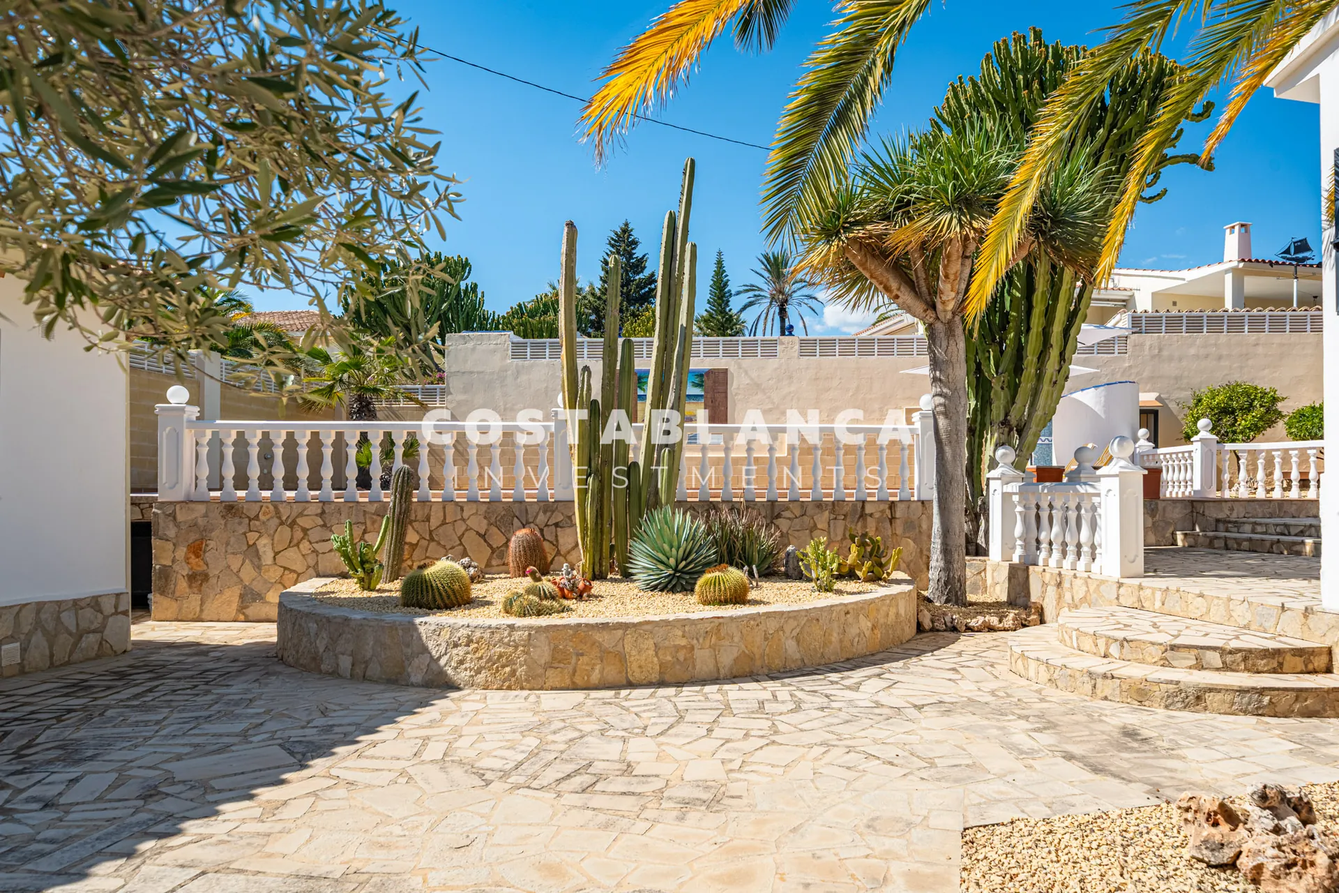 Charming villa with independent guest apartment and pool for sale in La Nucía.