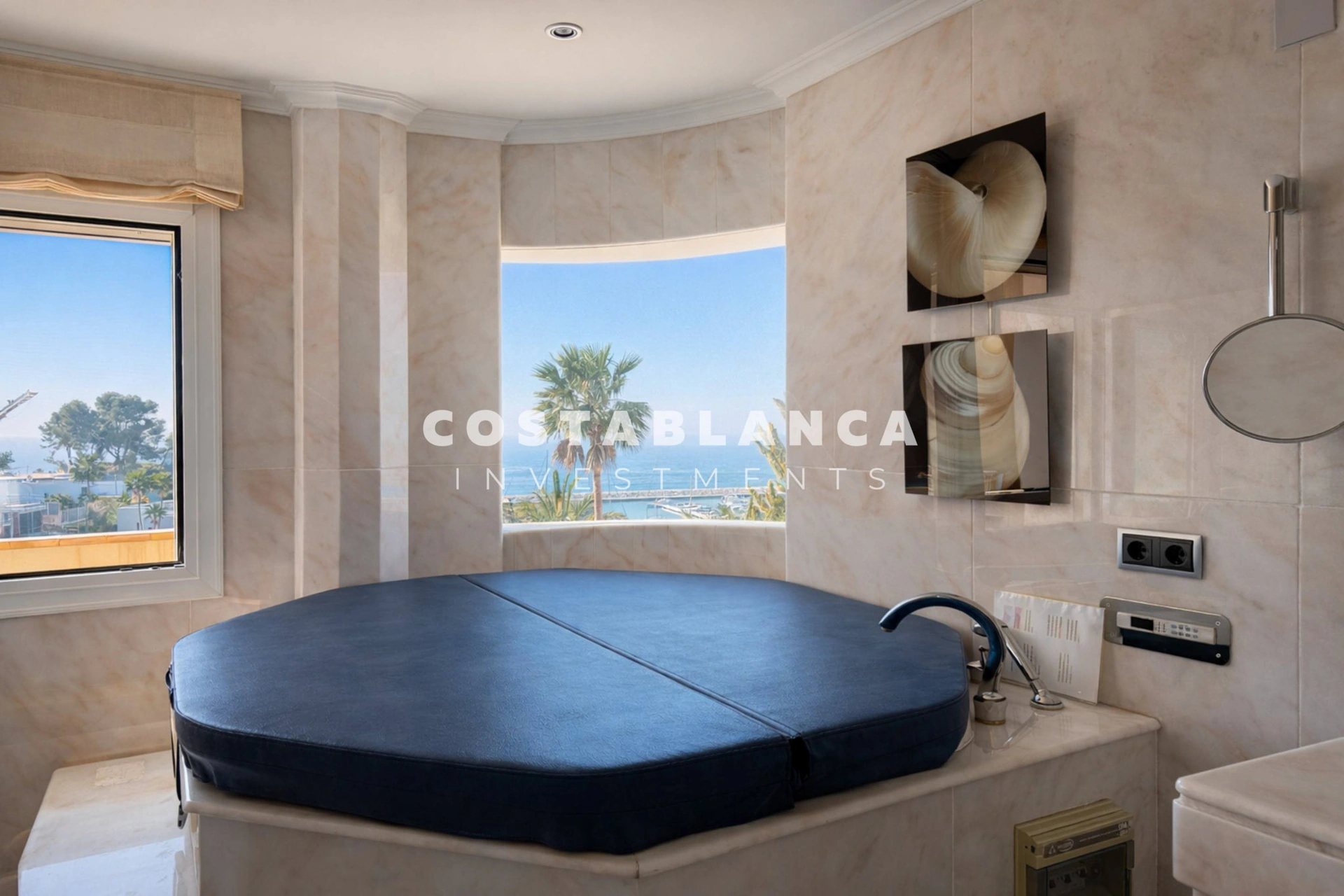Vila mediteraneană cu vedere la mare și vedere la marină de vânzare în Moraira.