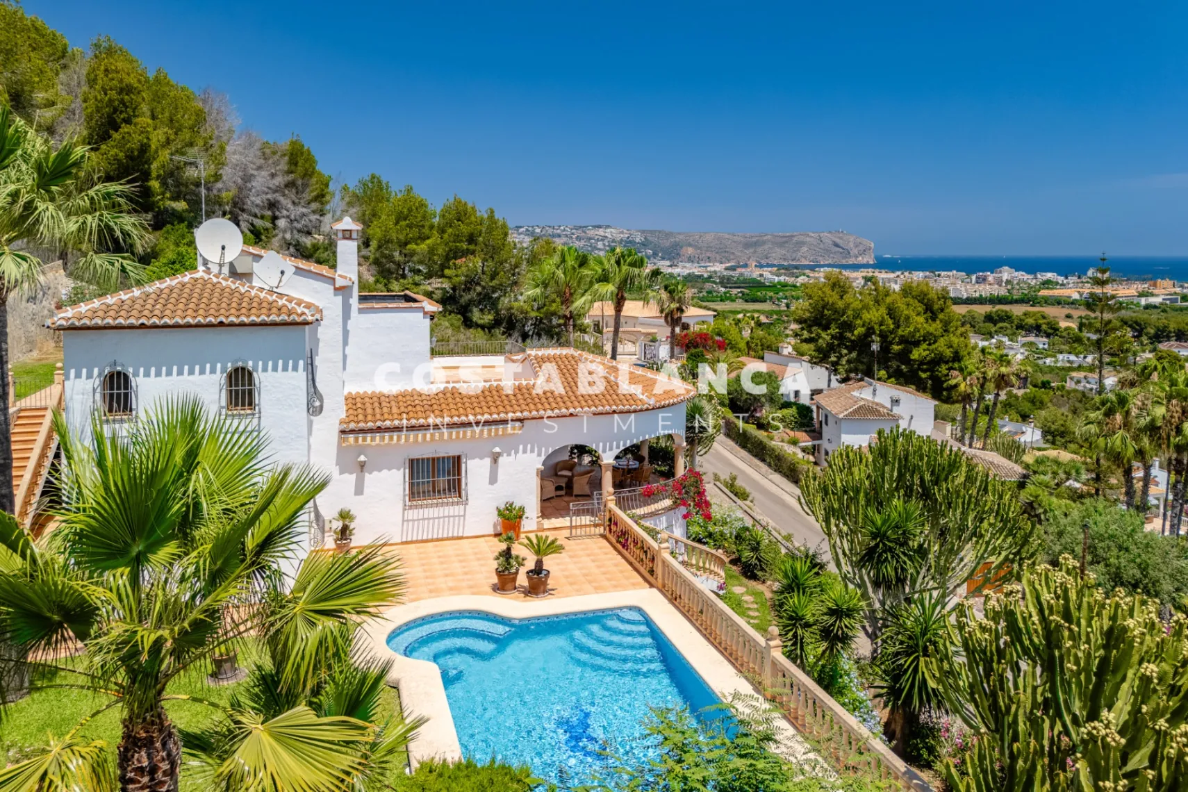 Luxury double plot with uninterrupted views of the green area and the sea for sale in Jávea.