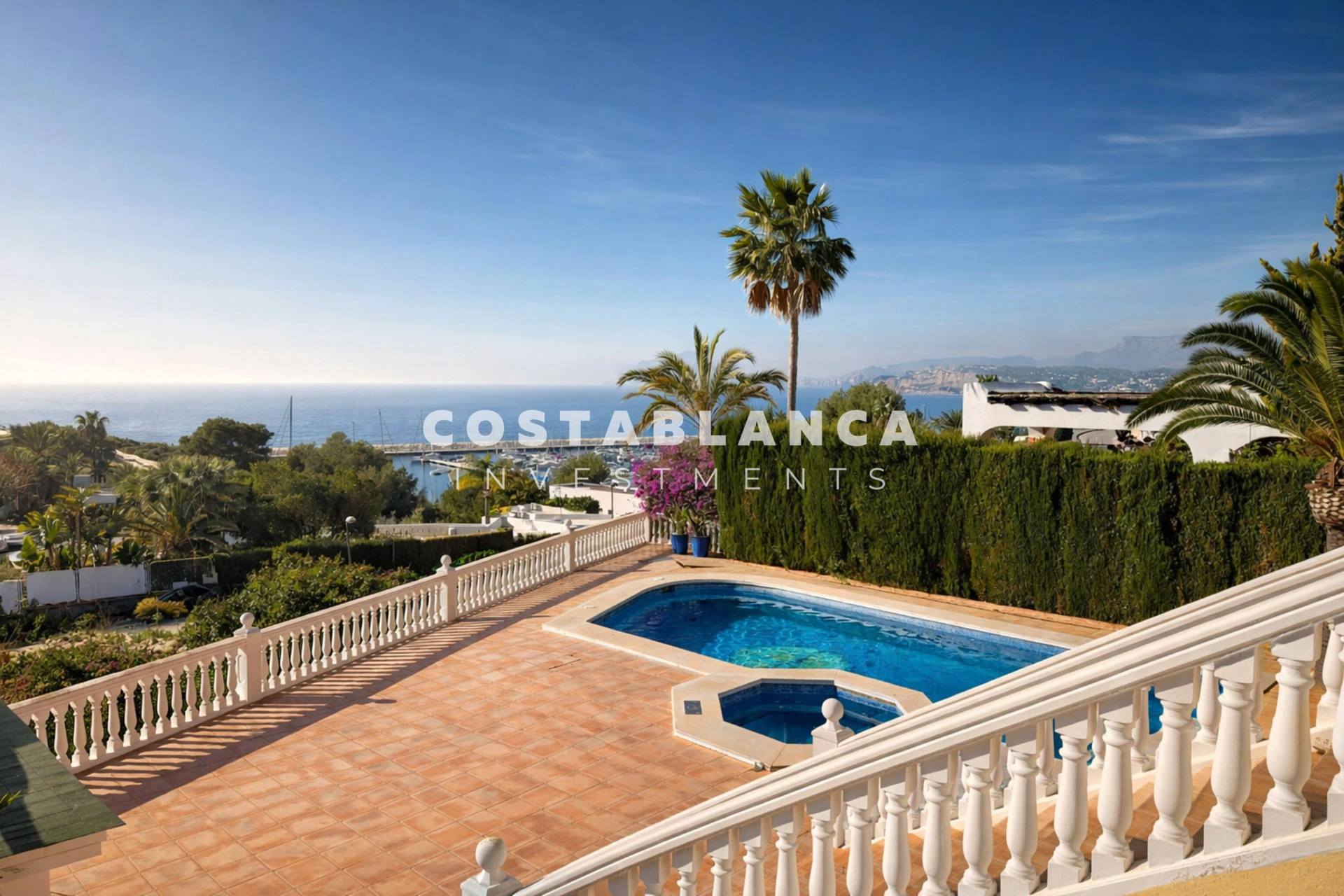 Vila mediteraneană cu vedere la mare și vedere la marină de vânzare în Moraira.