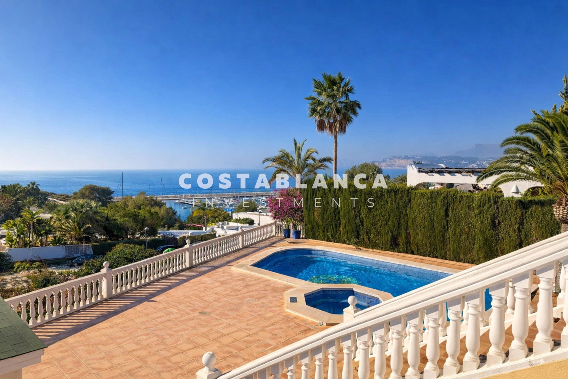Vila mediteraneană cu vedere la mare și vedere la marină de vânzare în Moraira.