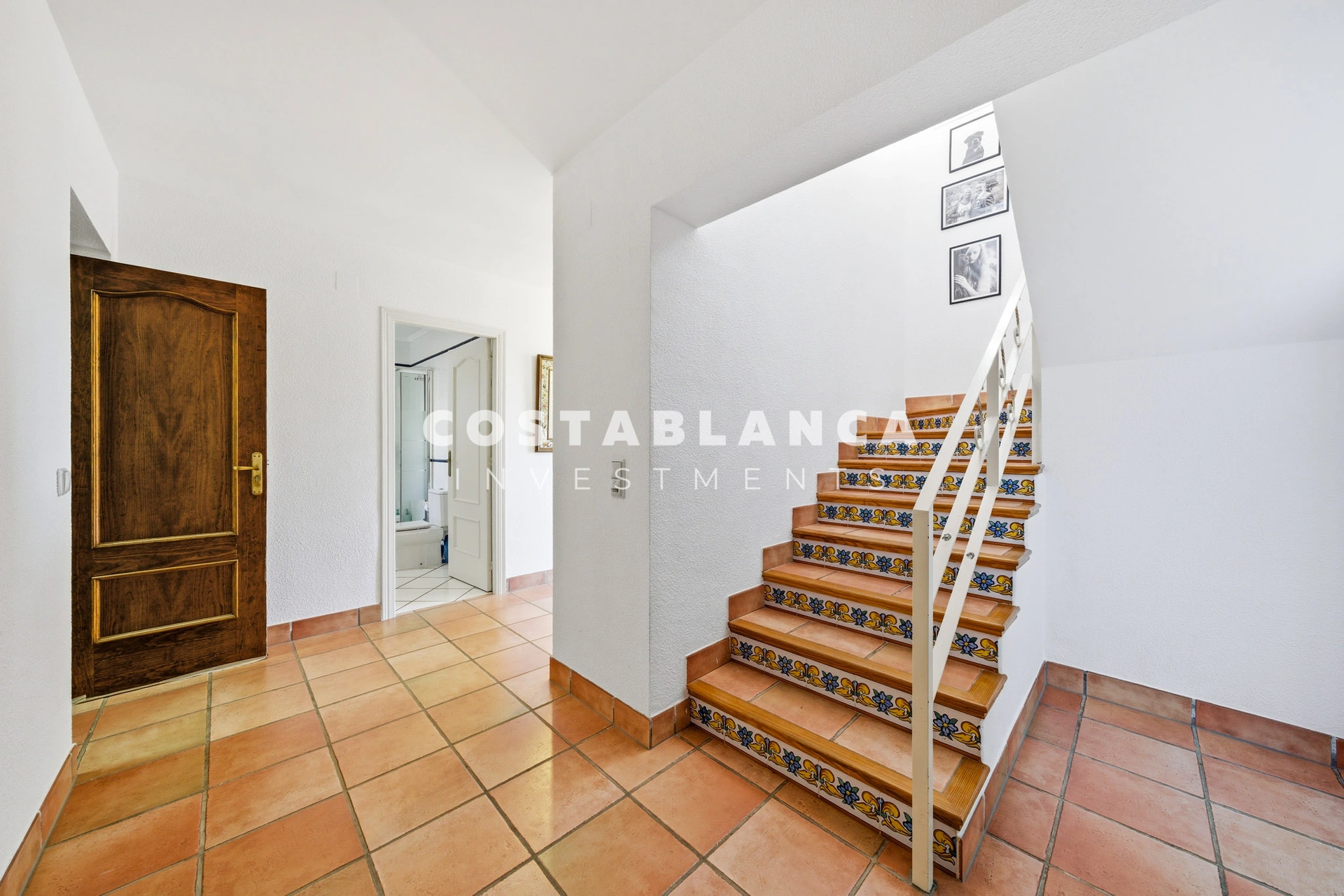 Vila privată cu vedere la mare pe o parcelă de 2.120 m2 de vânzare în Altea.