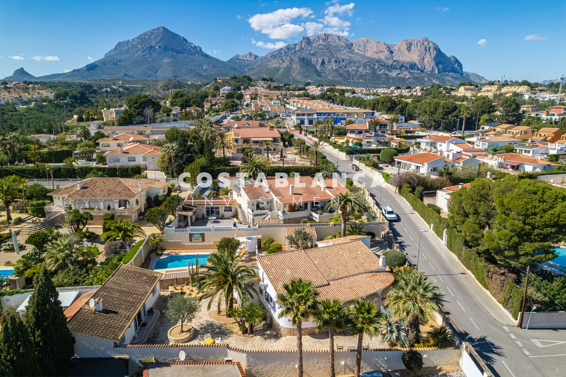 Charming villa with independent guest apartment and pool for sale in La Nucía.