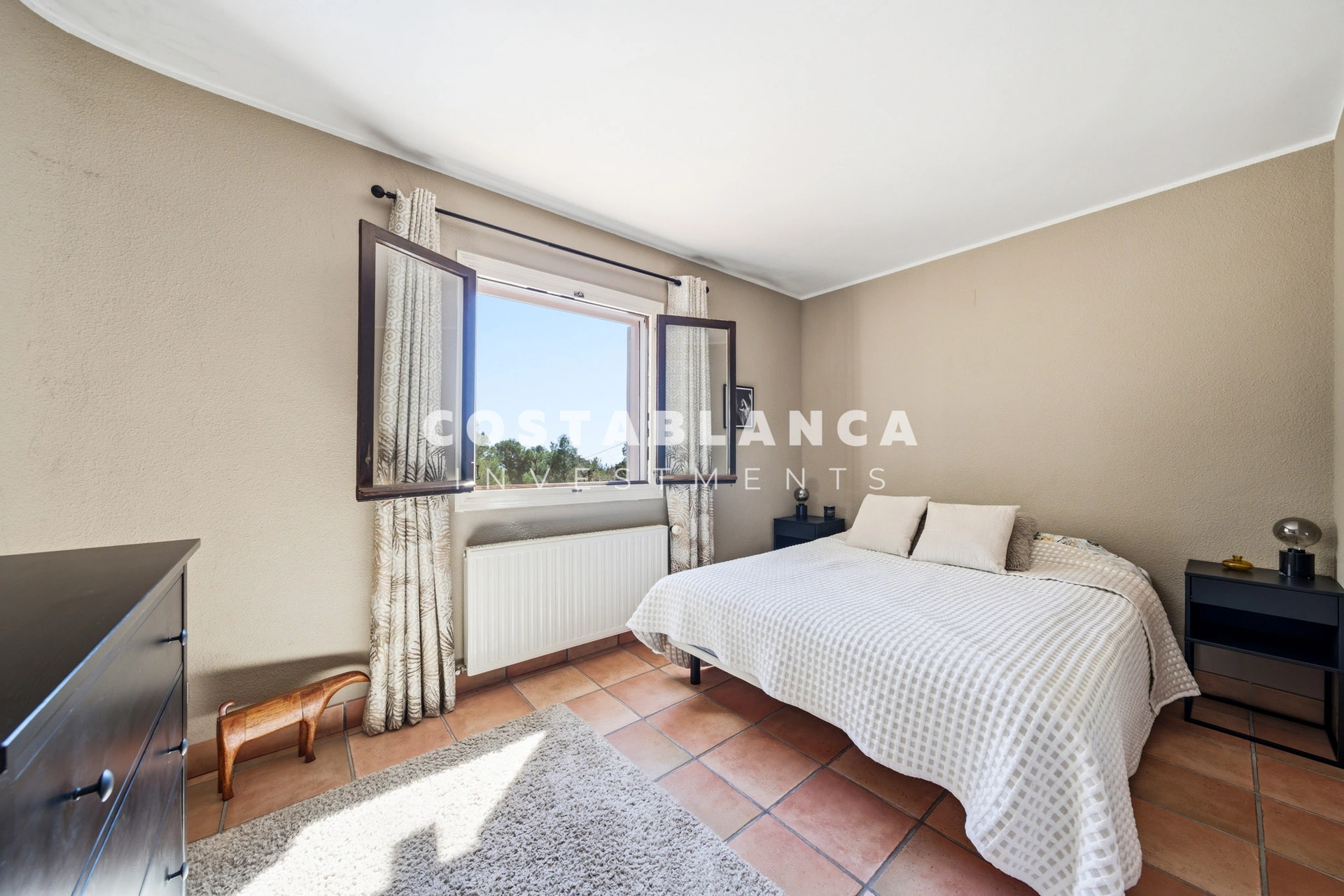 Vila privată cu vedere la mare pe o parcelă de 2.120 m2 de vânzare în Altea.