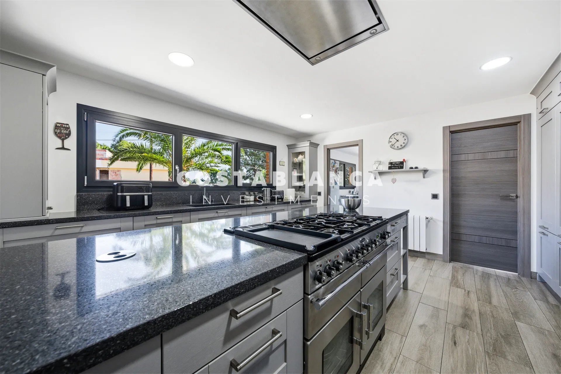 Vilă de lux complet recondiționată cu apartament privat, piscină și vedere la munte, de vânzare în Benidorm.