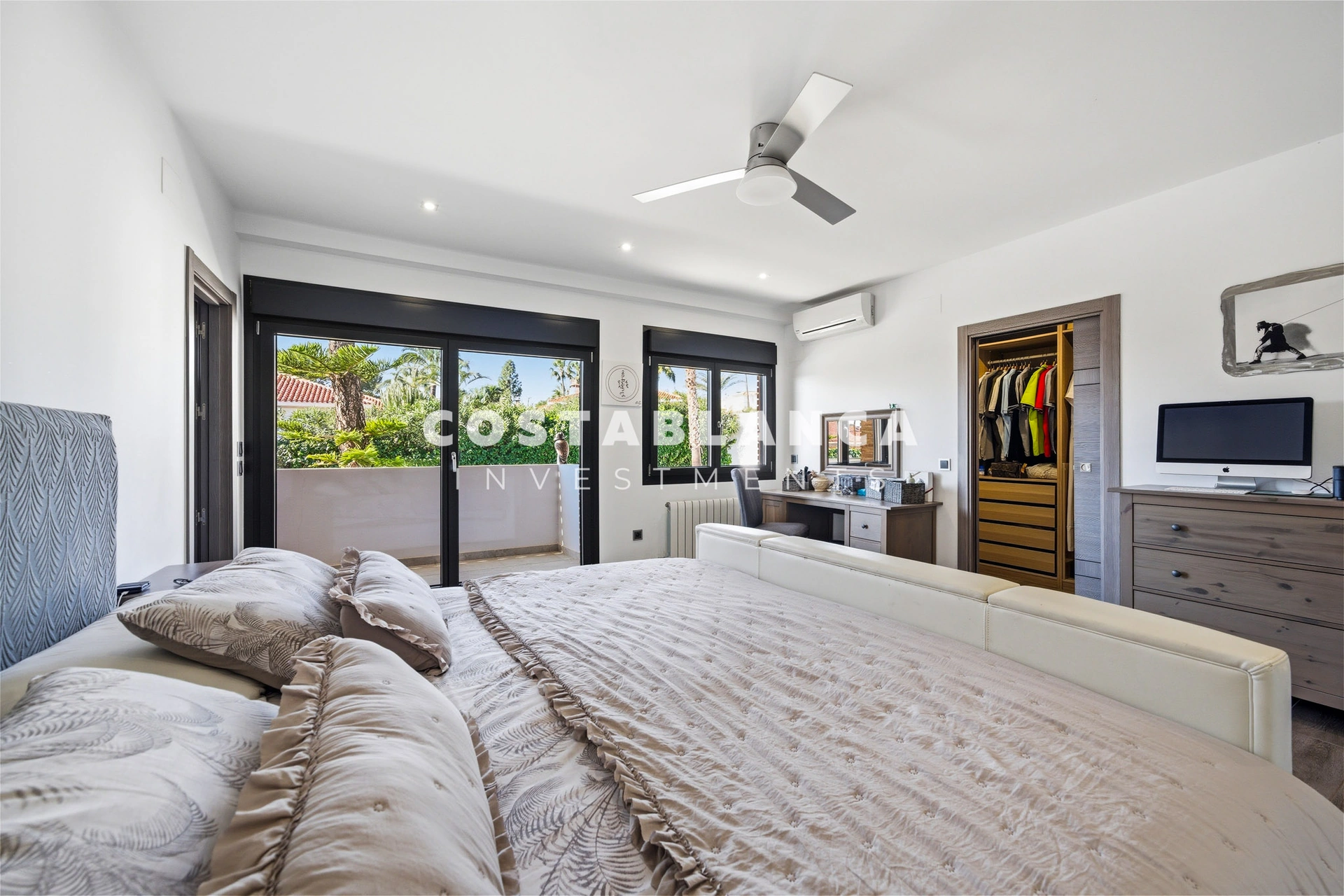 Vilă de lux complet recondiționată cu apartament privat, piscină și vedere la munte, de vânzare în Benidorm.