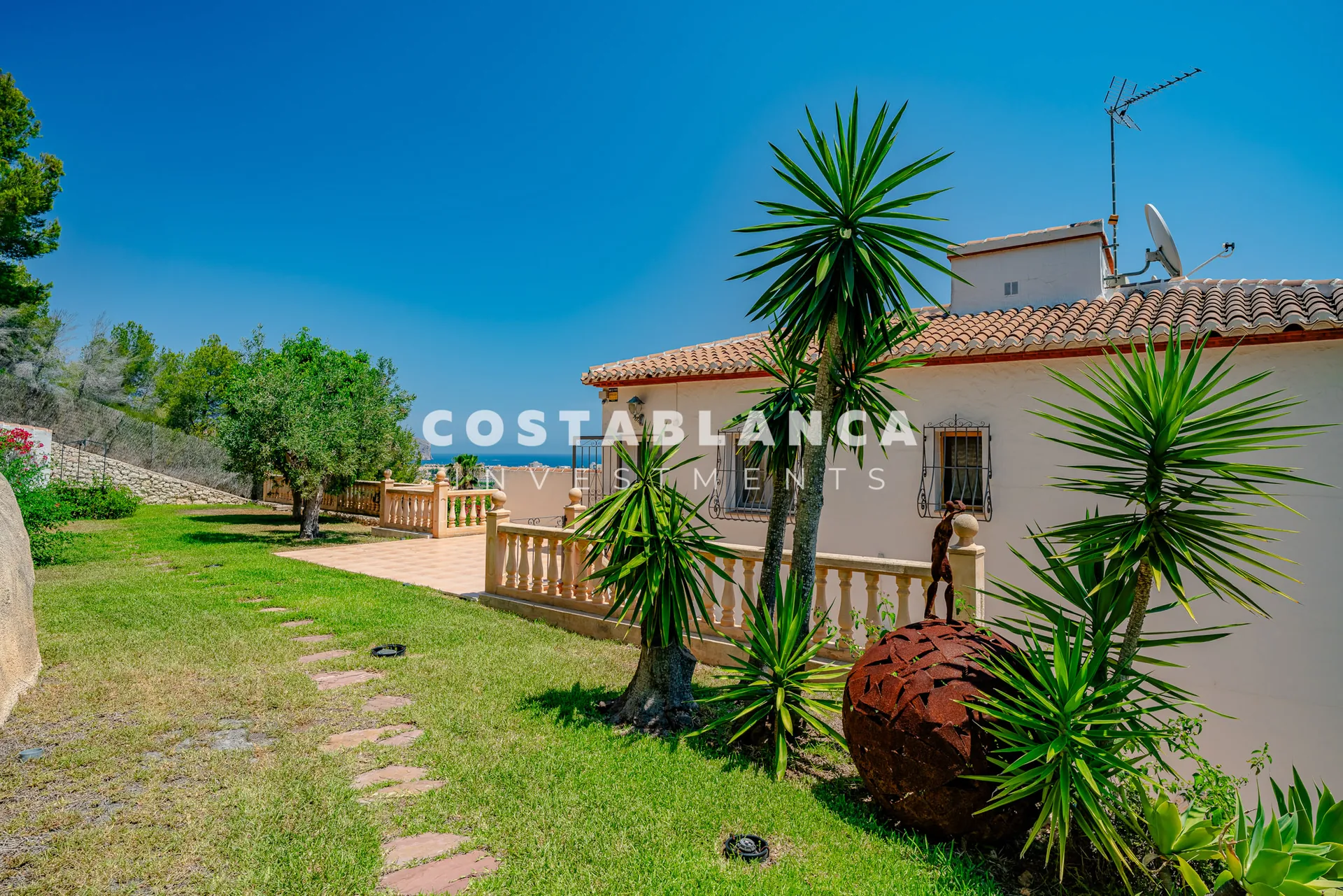 Luxury double plot with uninterrupted views of the green area and the sea for sale in Jávea.