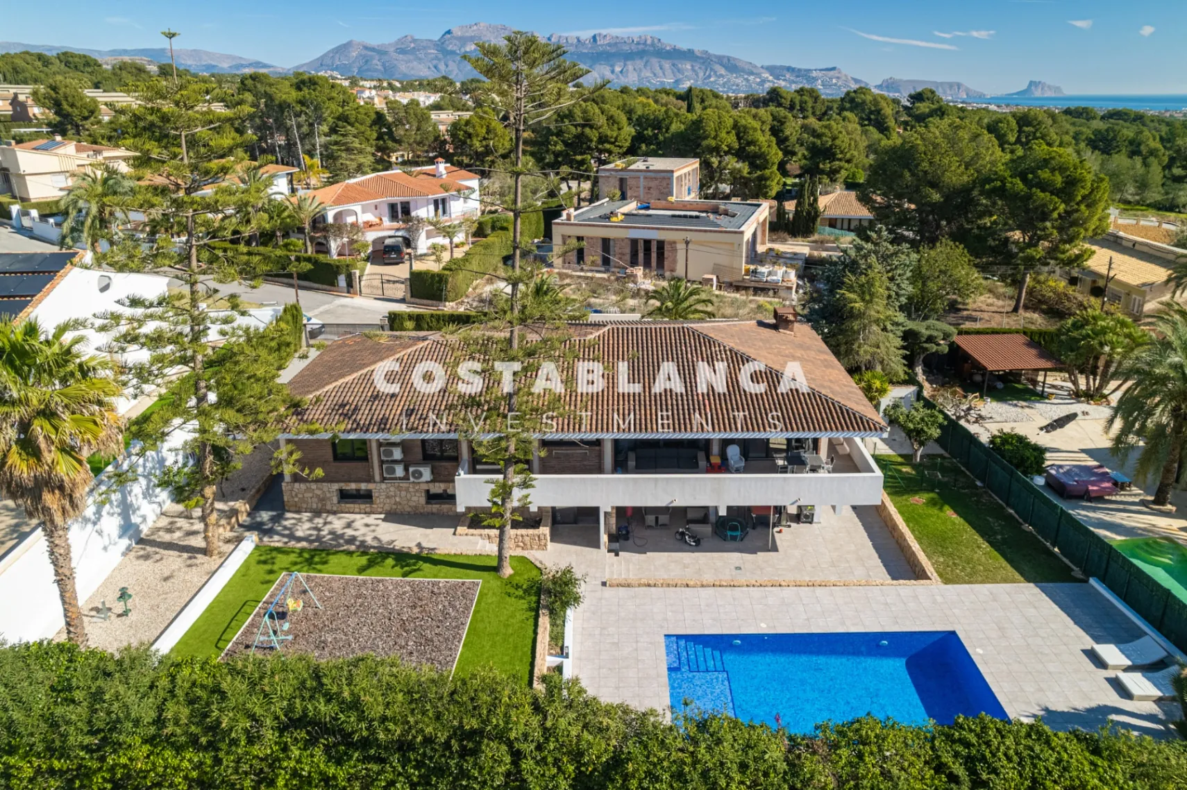 Vilă de lux complet recondiționată cu apartament privat, piscină și vedere la munte, de vânzare în Benidorm.