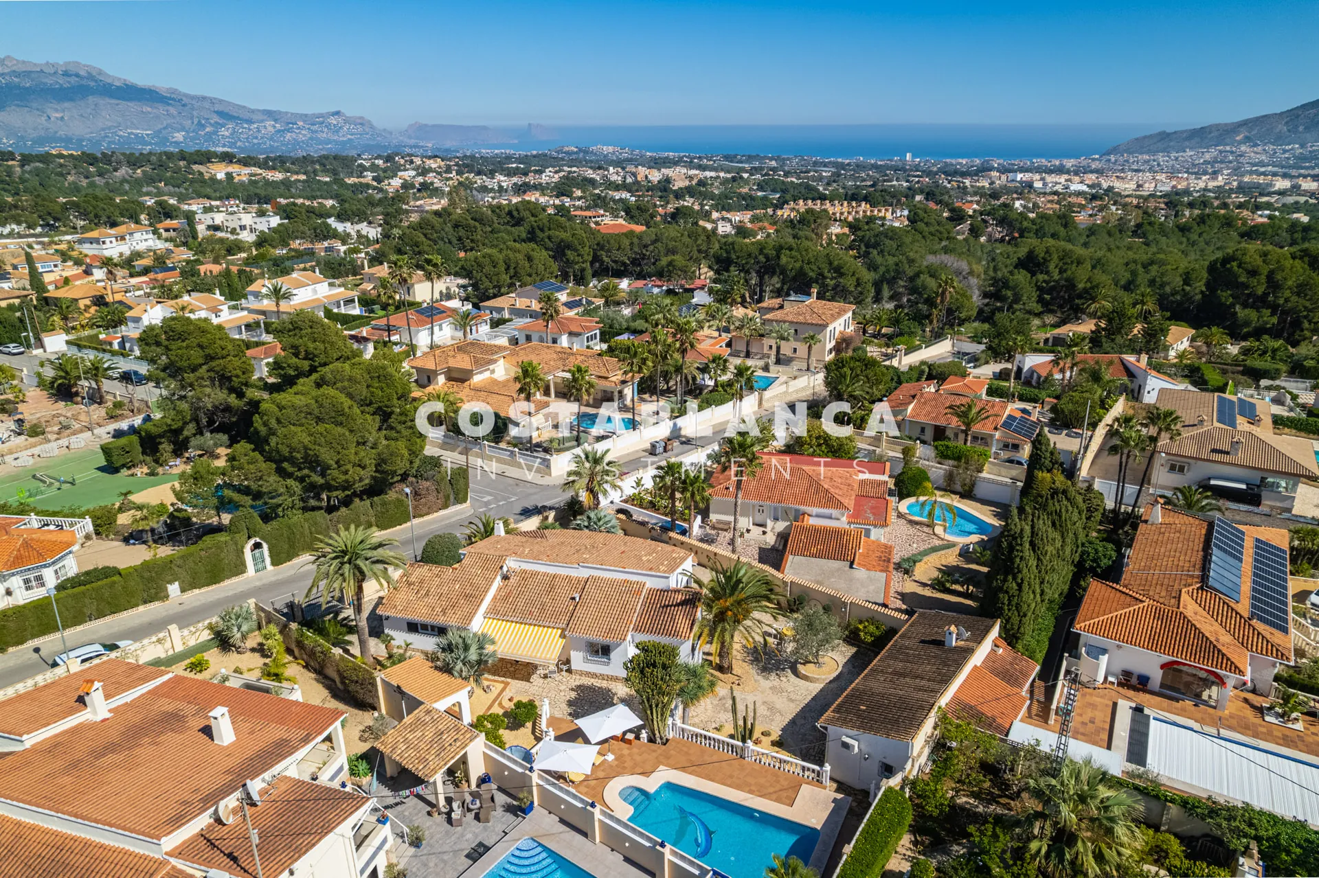 Charming villa with independent guest apartment and pool for sale in La Nucía.