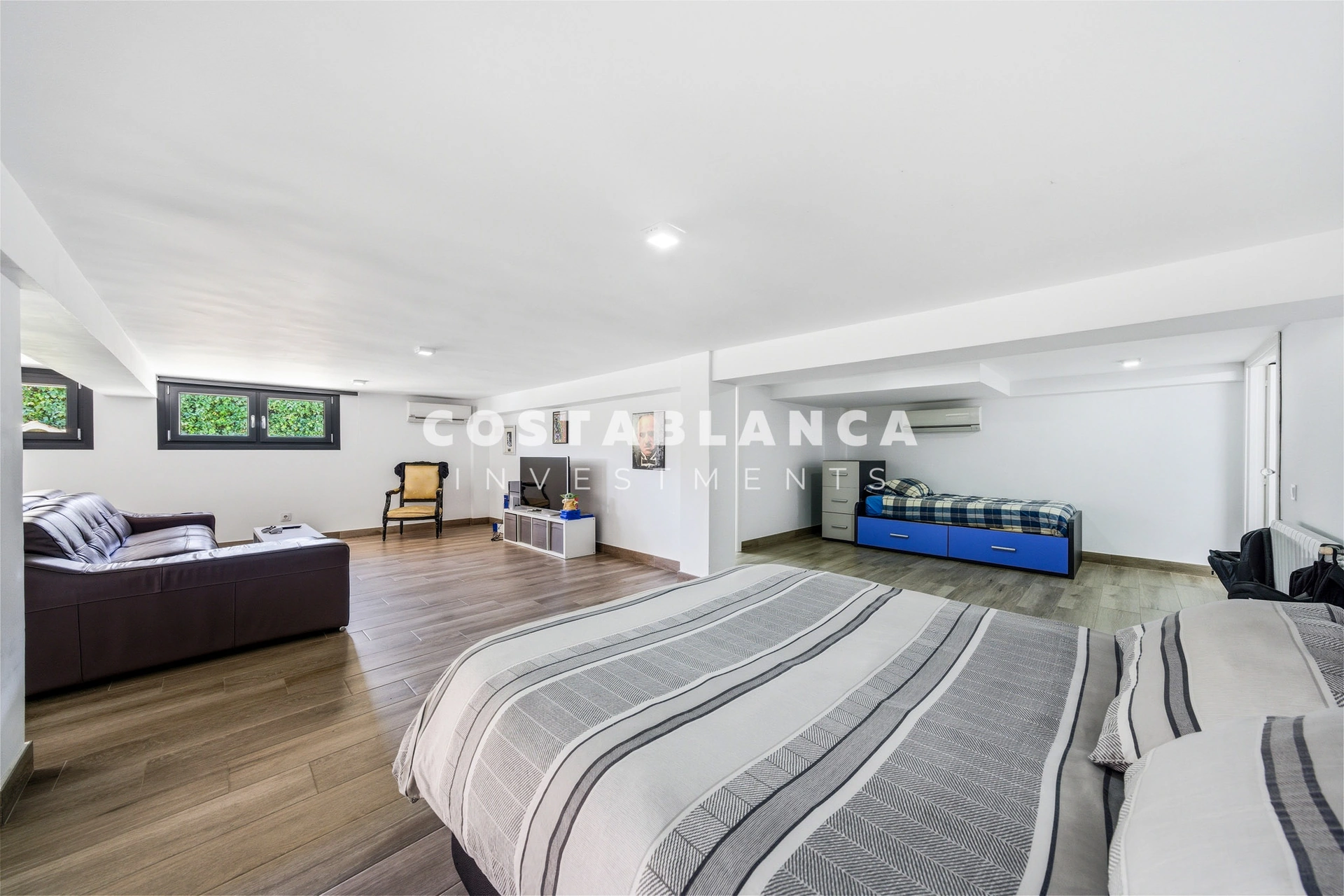 Vilă de lux complet recondiționată cu apartament privat, piscină și vedere la munte, de vânzare în Benidorm.