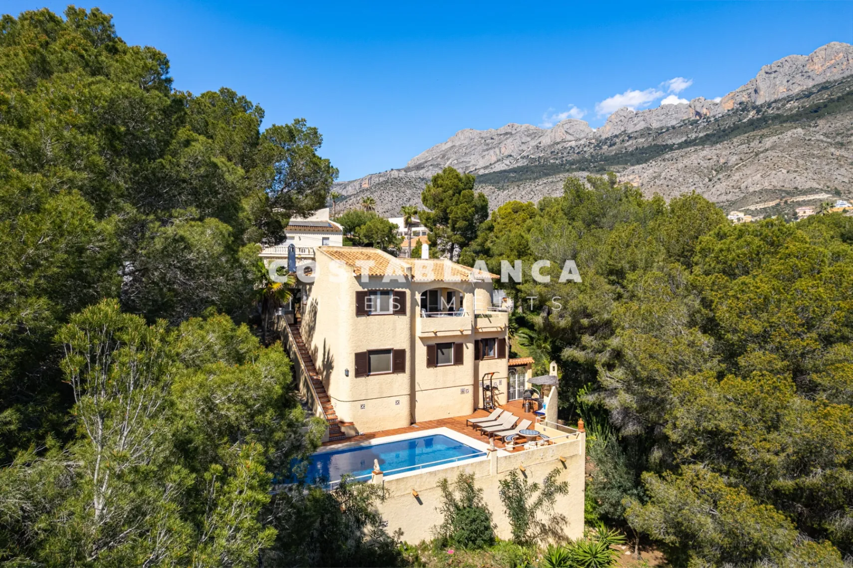 Vila privată cu vedere la mare pe o parcelă de 2.120 m2 de vânzare în Altea.