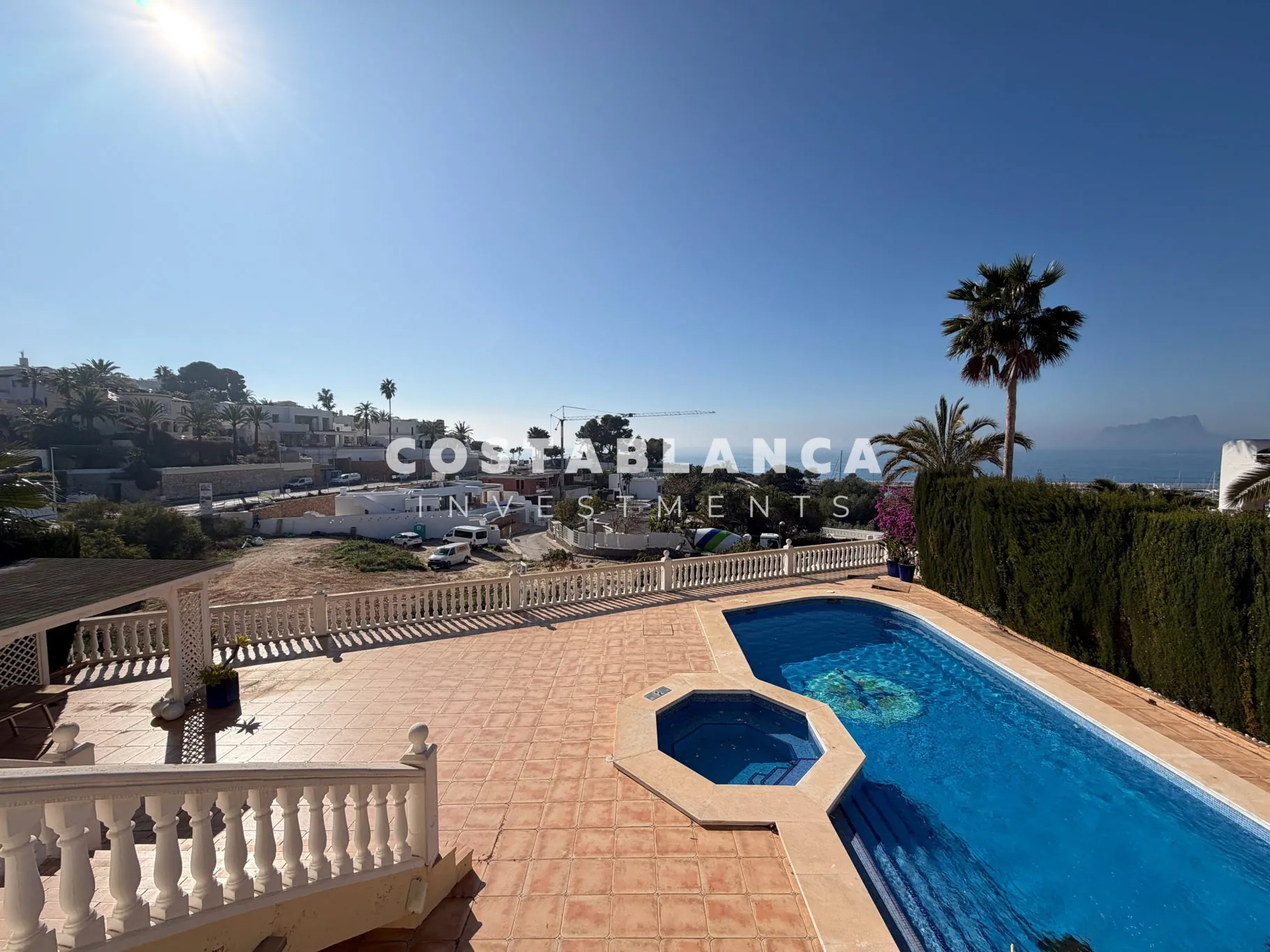 Vila mediteraneană cu vedere la mare și vedere la marină de vânzare în Moraira.