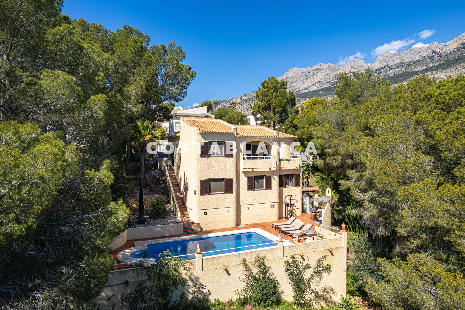 Vila privată cu vedere la mare pe o parcelă de 2.120 m2 de vânzare în Altea.