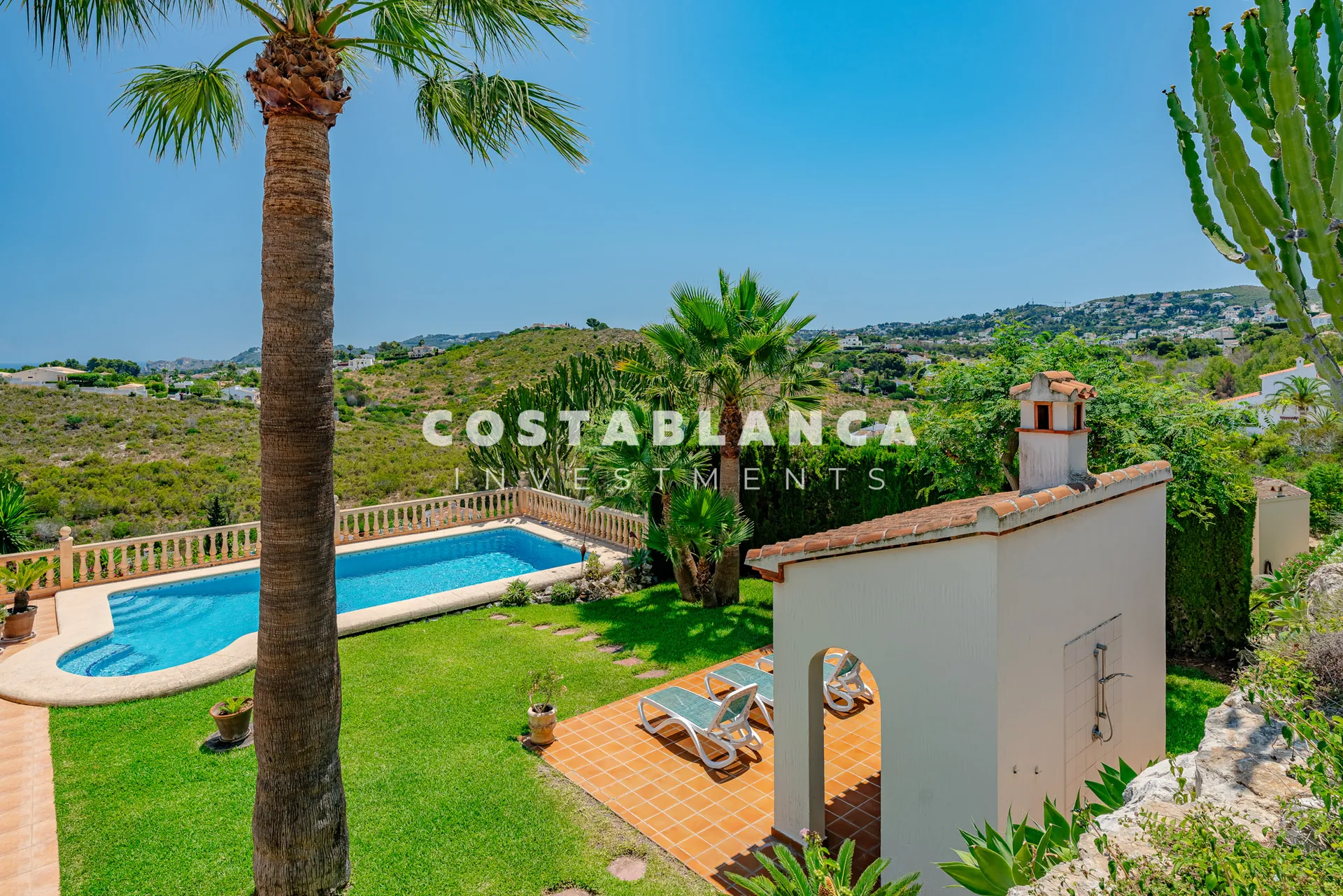 Luxury double plot with uninterrupted views of the green area and the sea for sale in Jávea.
