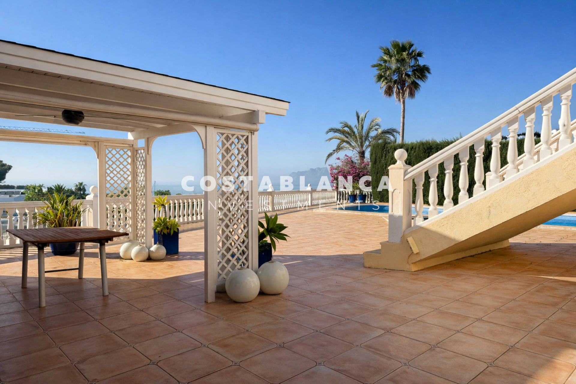 Vila mediteraneană cu vedere la mare și vedere la marină de vânzare în Moraira.