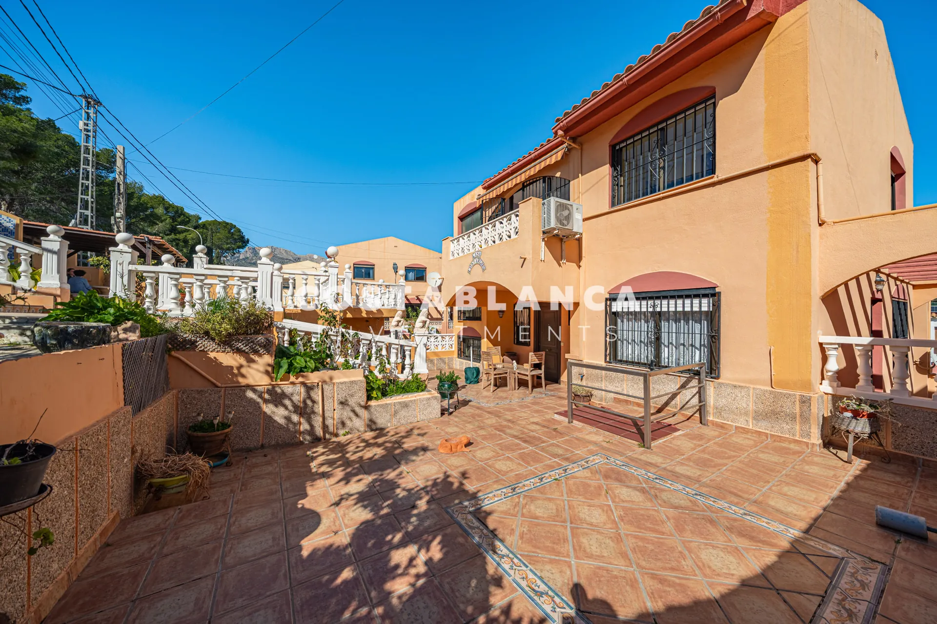 Large family home with pool and summer kitchen for sale in La Nucía.