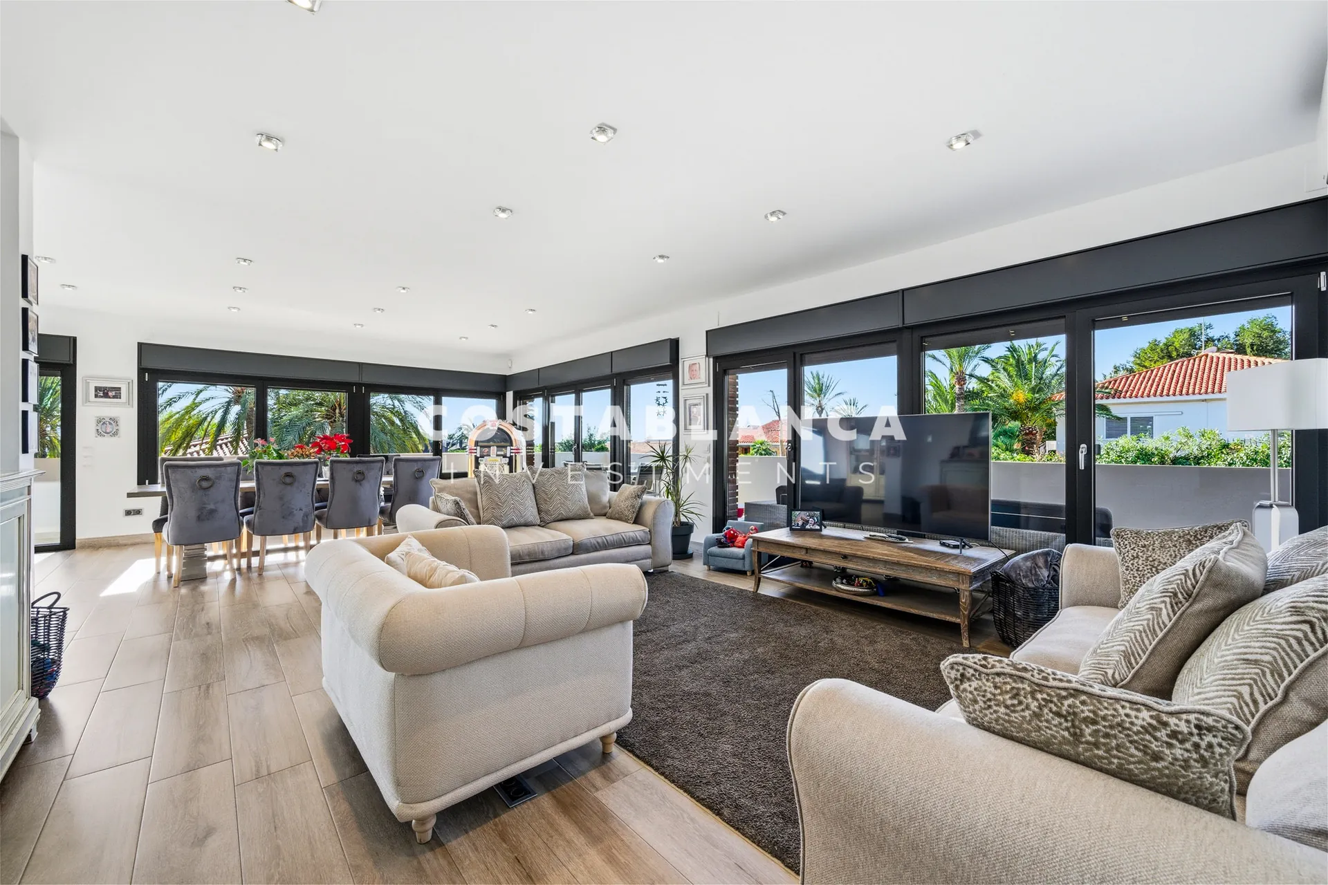 Vilă de lux complet recondiționată cu apartament privat, piscină și vedere la munte, de vânzare în Benidorm.