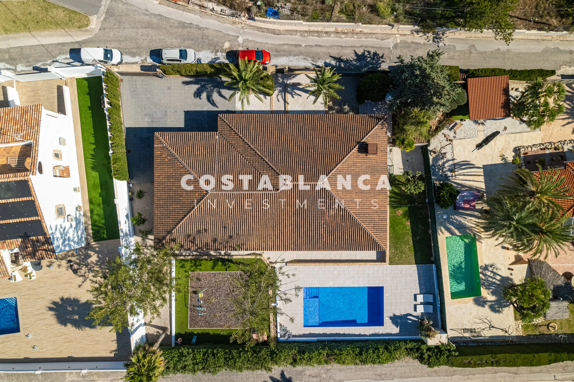 Vilă de lux complet recondiționată cu apartament privat, piscină și vedere la munte, de vânzare în Benidorm.