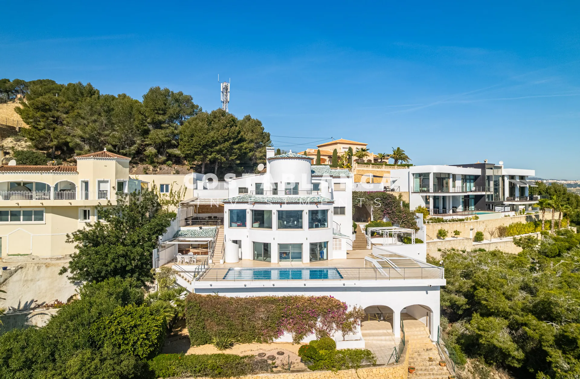 Vilă impresionantă cu vederi panoramice la mare de vânzare în Calpe.
