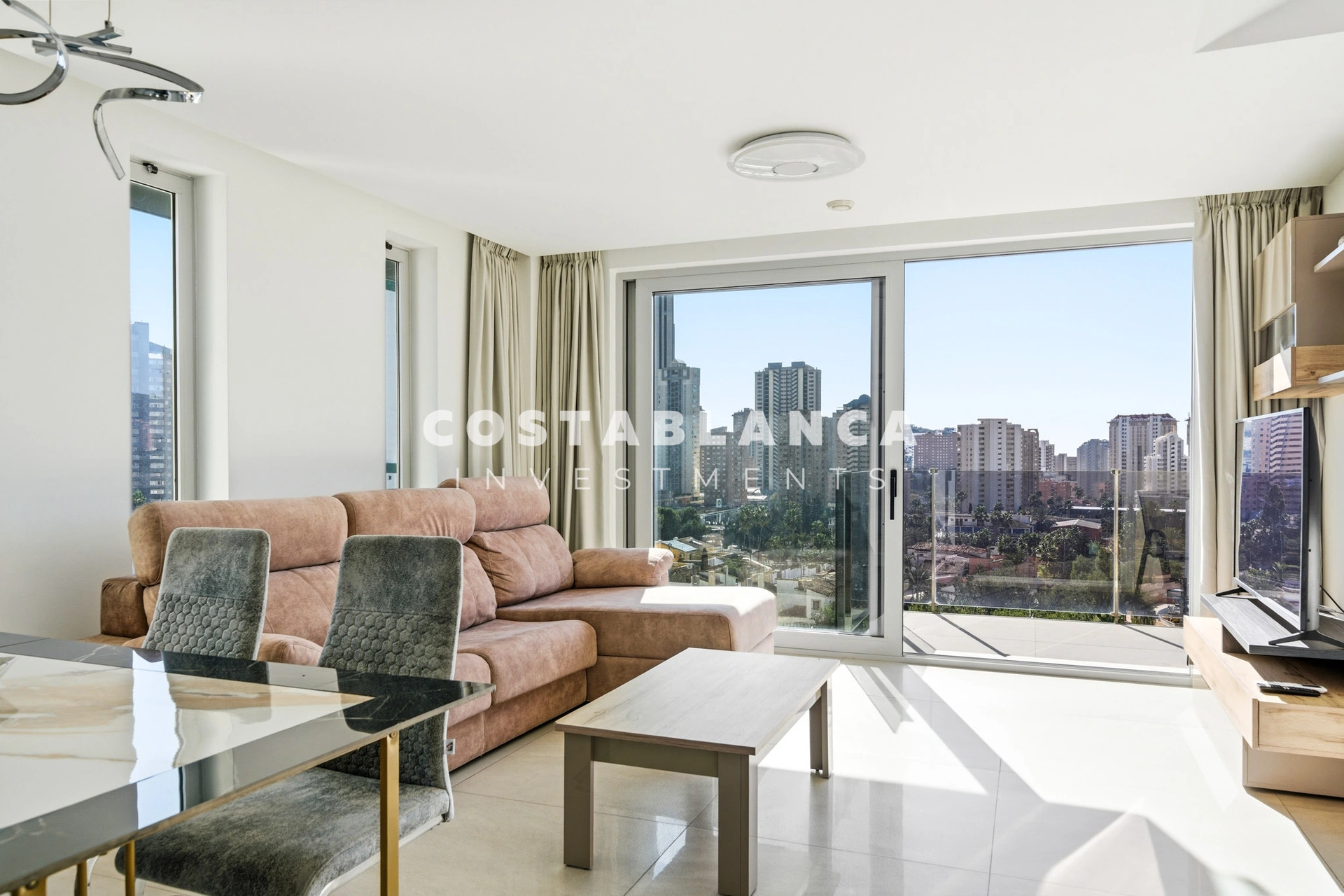 Apartament modern la etajul 5 cu piscine, saună și jacuzzi de vânzare în Finestrat.