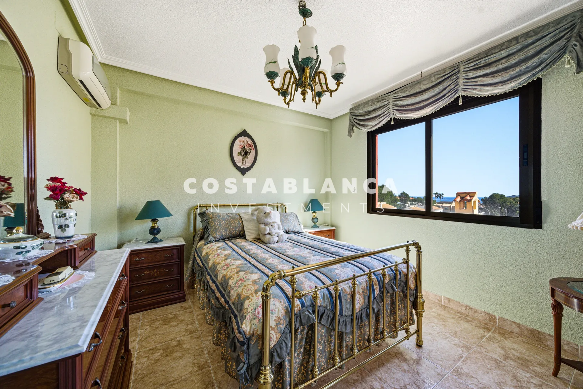 Large family home with pool and summer kitchen for sale in La Nucía.