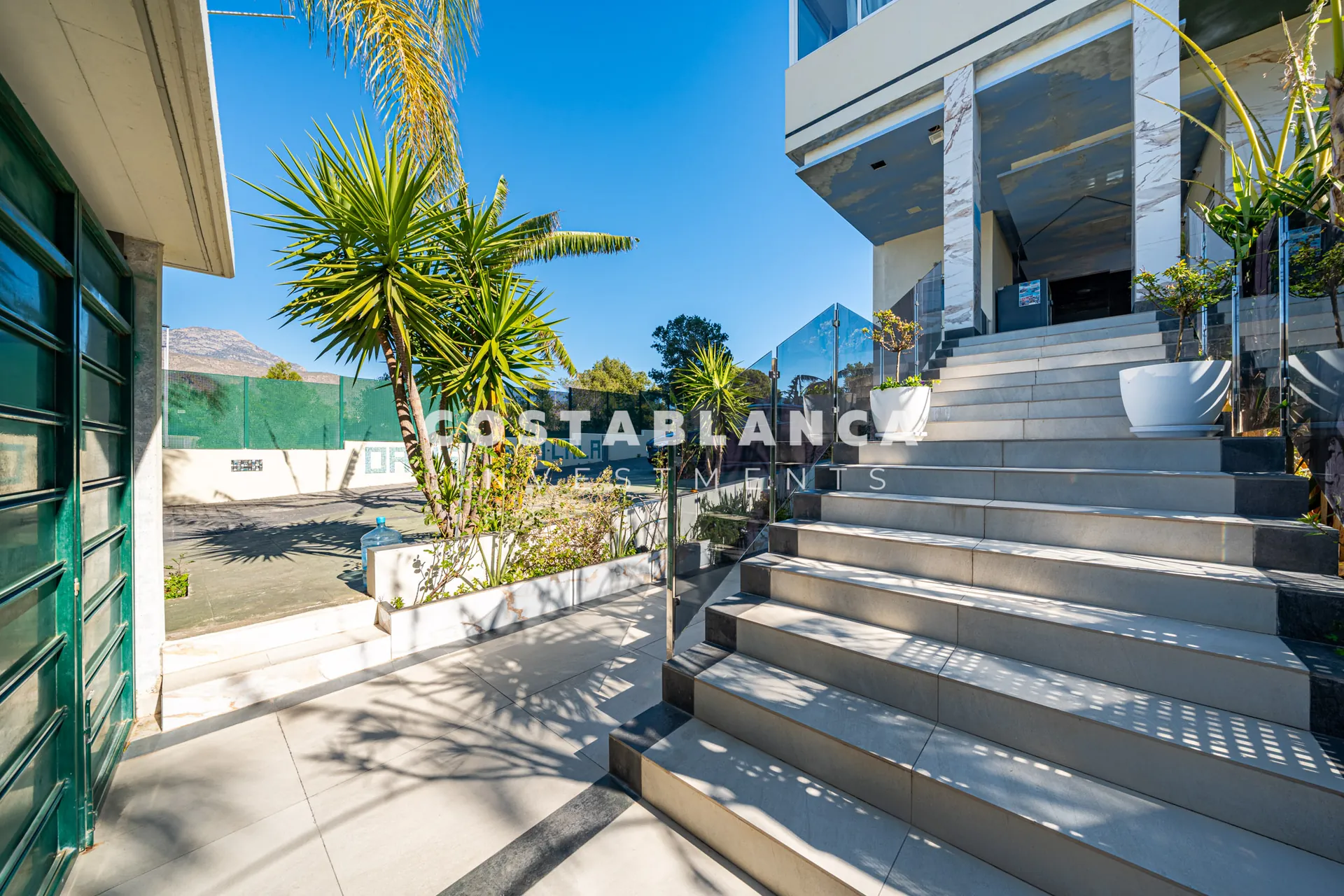 Apartament modern la etajul 5 cu piscine, saună și jacuzzi de vânzare în Finestrat.
