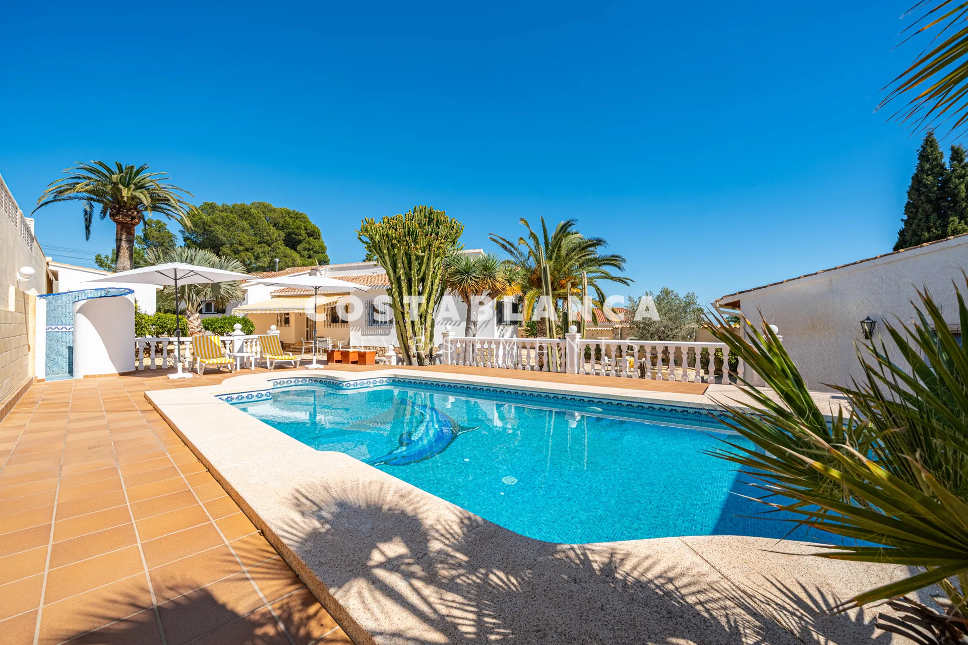 Charming villa with independent guest apartment and pool for sale in La Nucía.