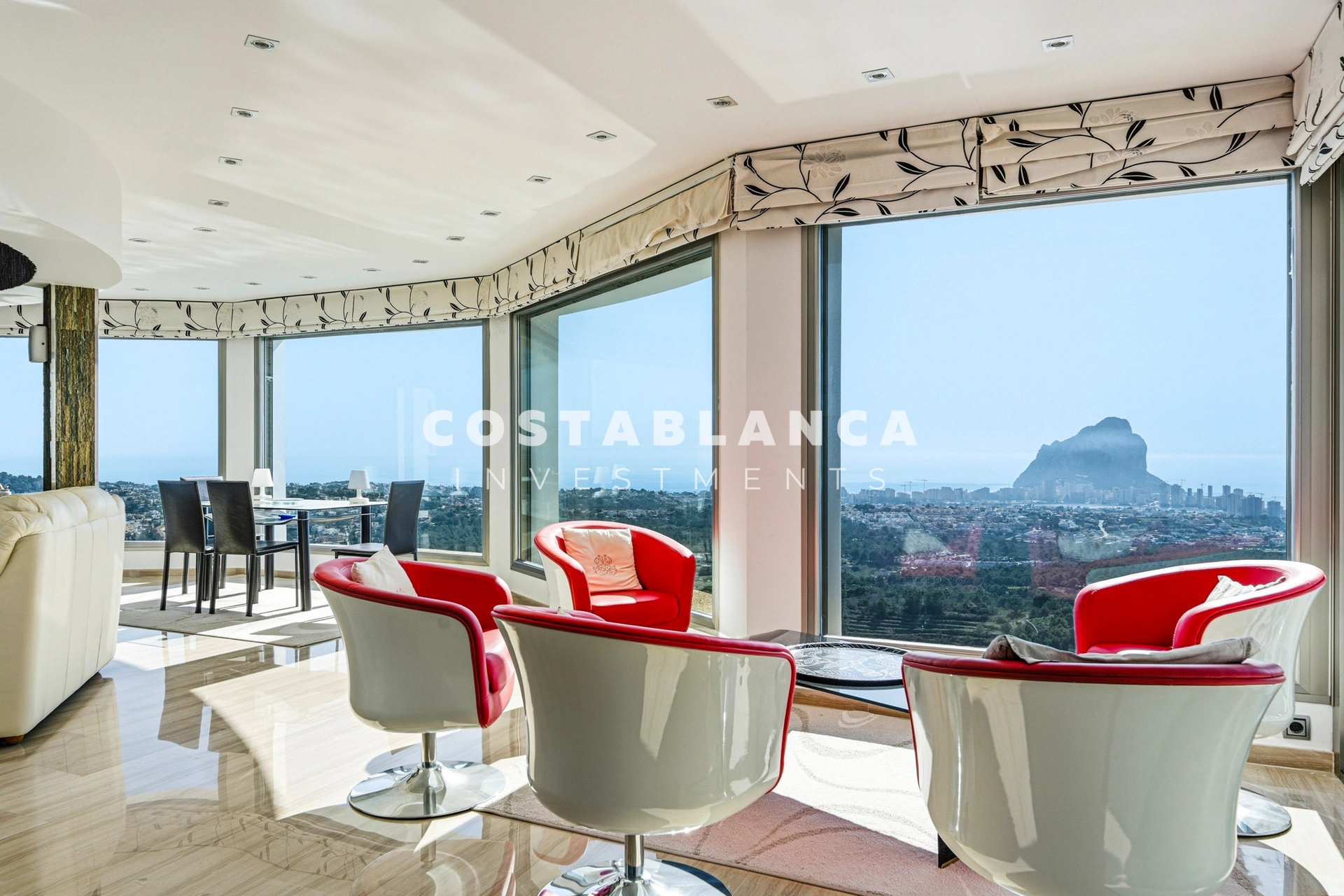 Vilă impresionantă cu vederi panoramice la mare de vânzare în Calpe.
