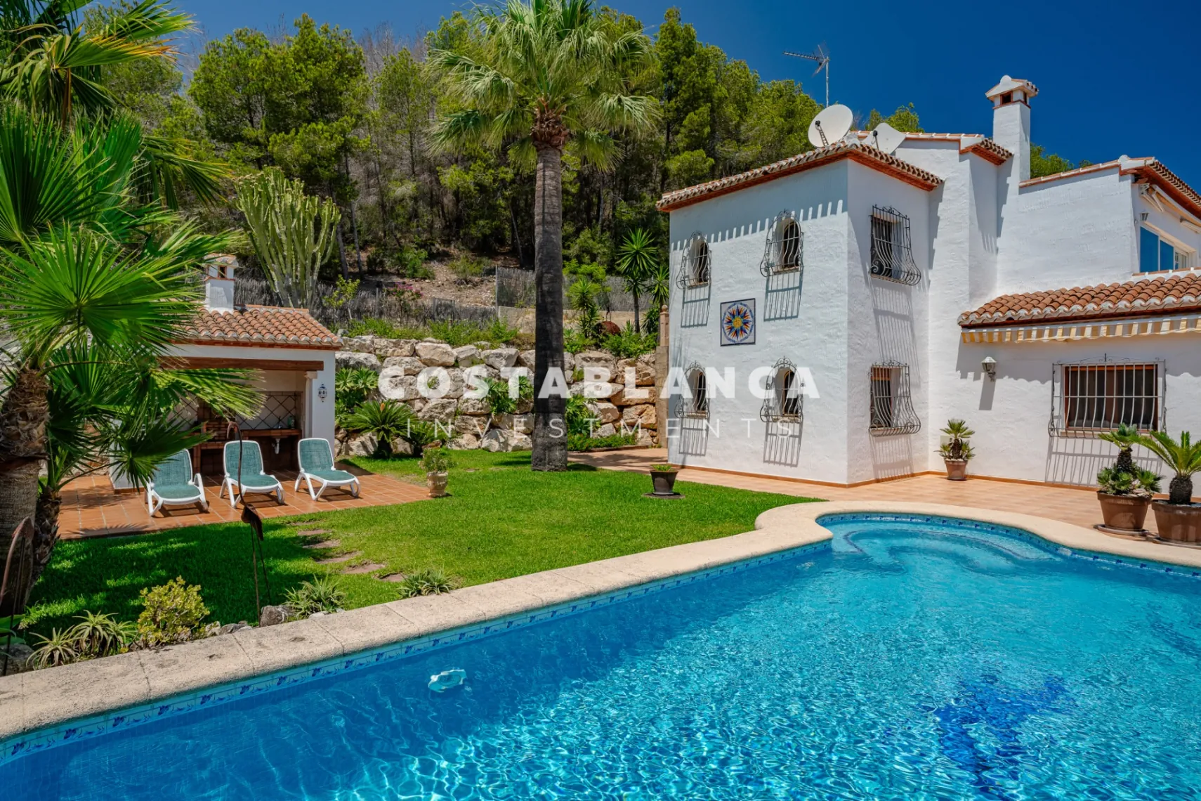 Luxury double plot with uninterrupted views of the green area and the sea for sale in Jávea.