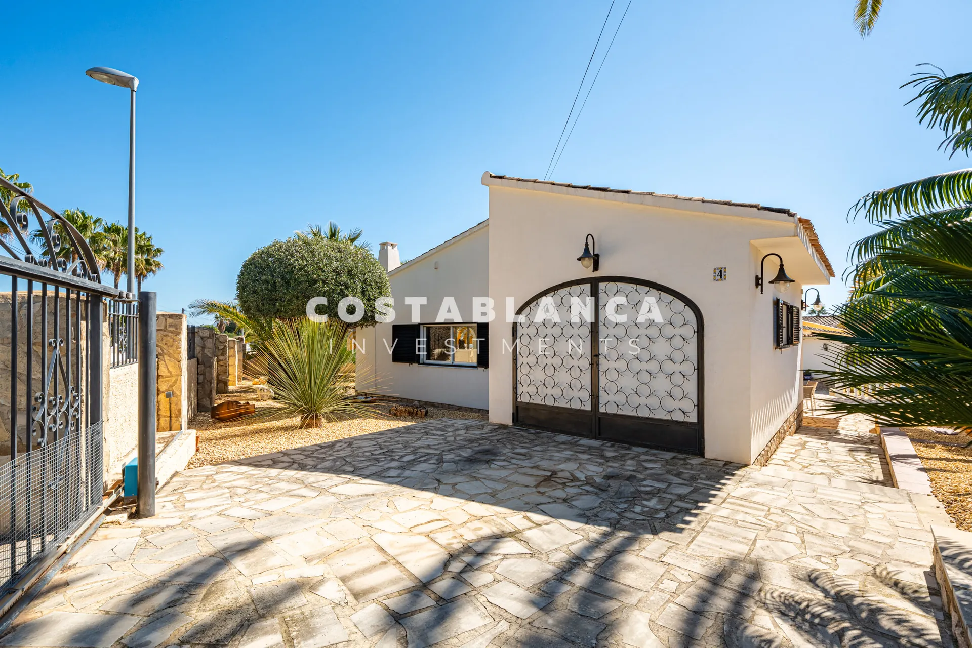 Charming villa with independent guest apartment and pool for sale in La Nucía.
