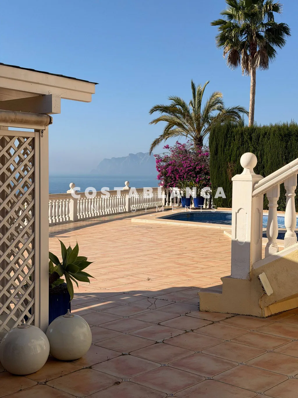 Vila mediteraneană cu vedere la mare și vedere la marină de vânzare în Moraira.