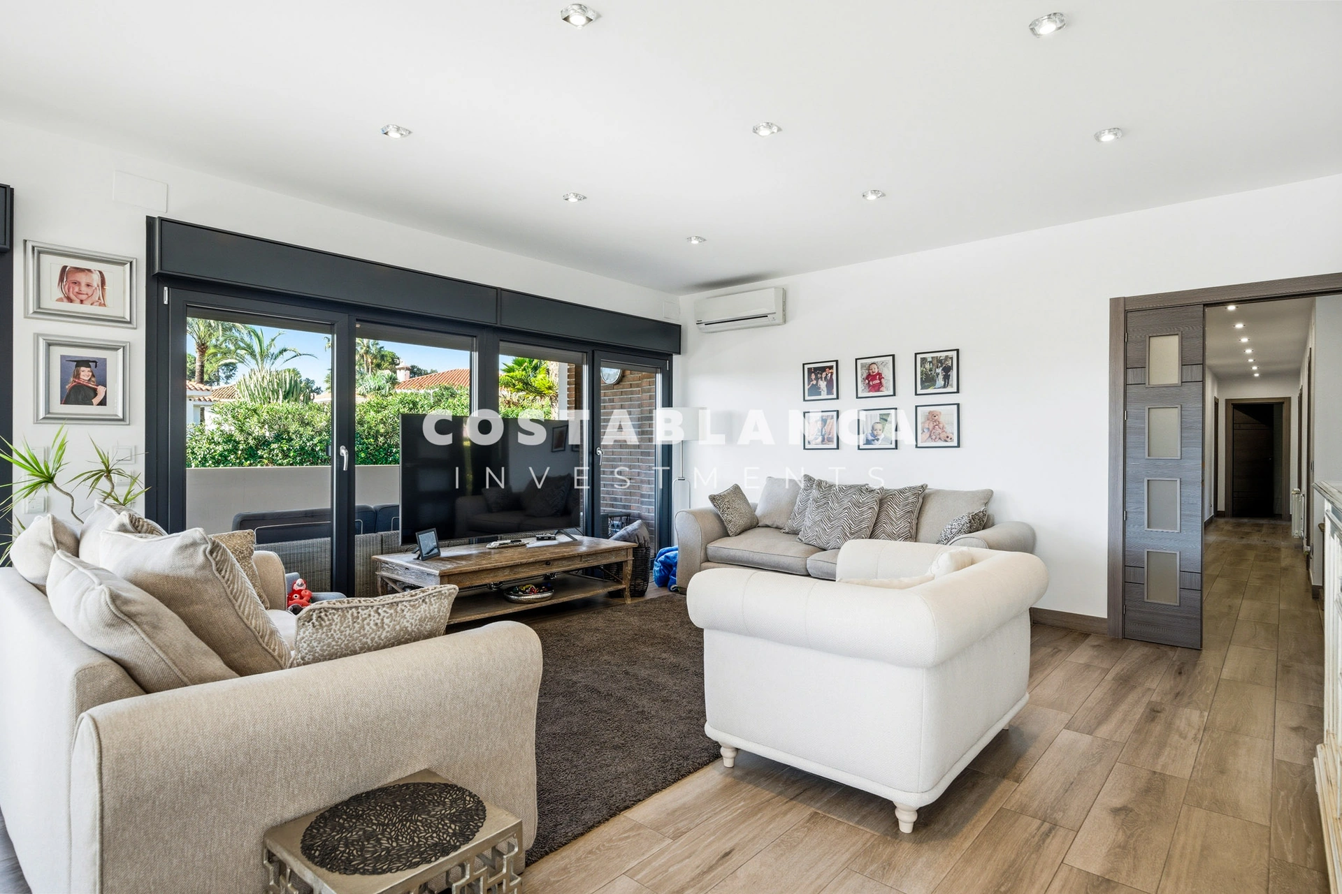 Vilă de lux complet recondiționată cu apartament privat, piscină și vedere la munte, de vânzare în Benidorm.
