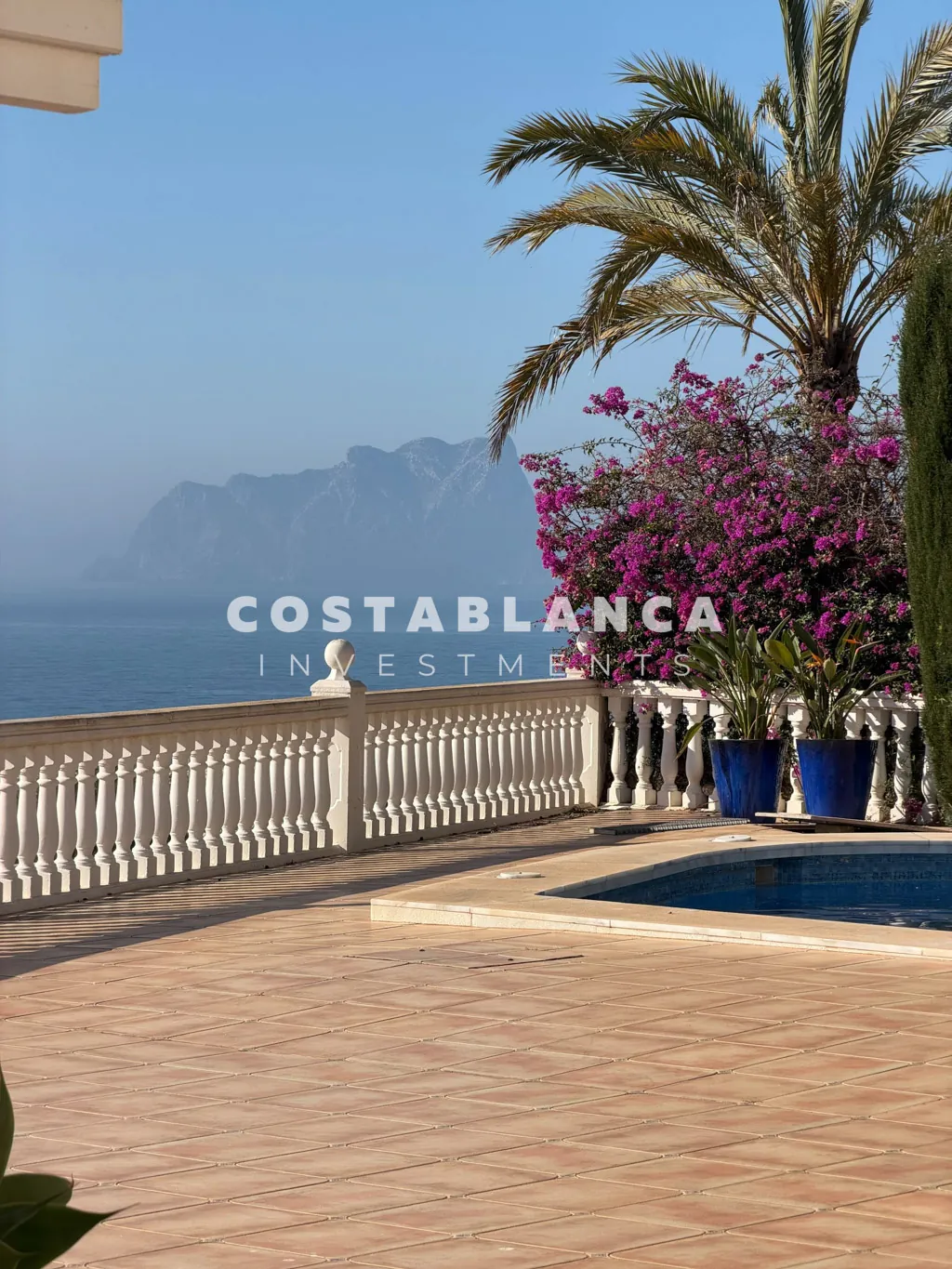 Vila mediteraneană cu vedere la mare și vedere la marină de vânzare în Moraira.