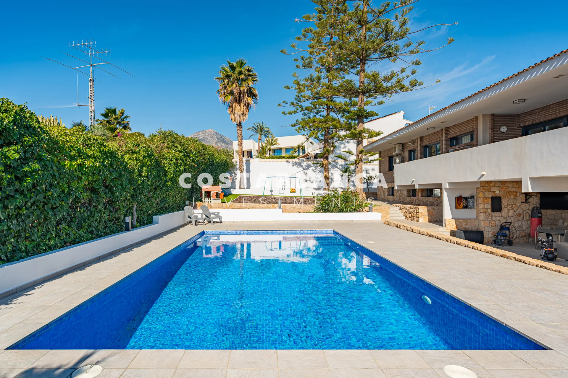 Vilă de lux complet recondiționată cu apartament privat, piscină și vedere la munte, de vânzare în Benidorm.