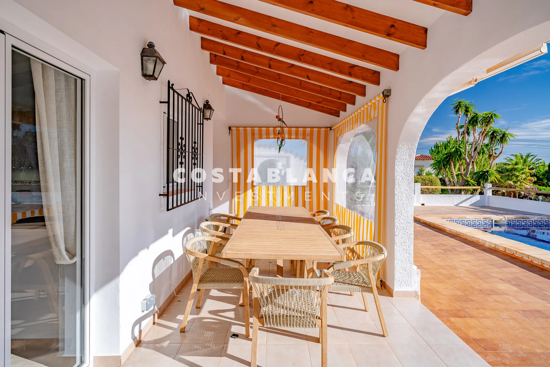 Vila de vis în stil Ibiza, pe o parcelă dublă cu vedere la Peñón de Ifach, de vânzare în Calpe.