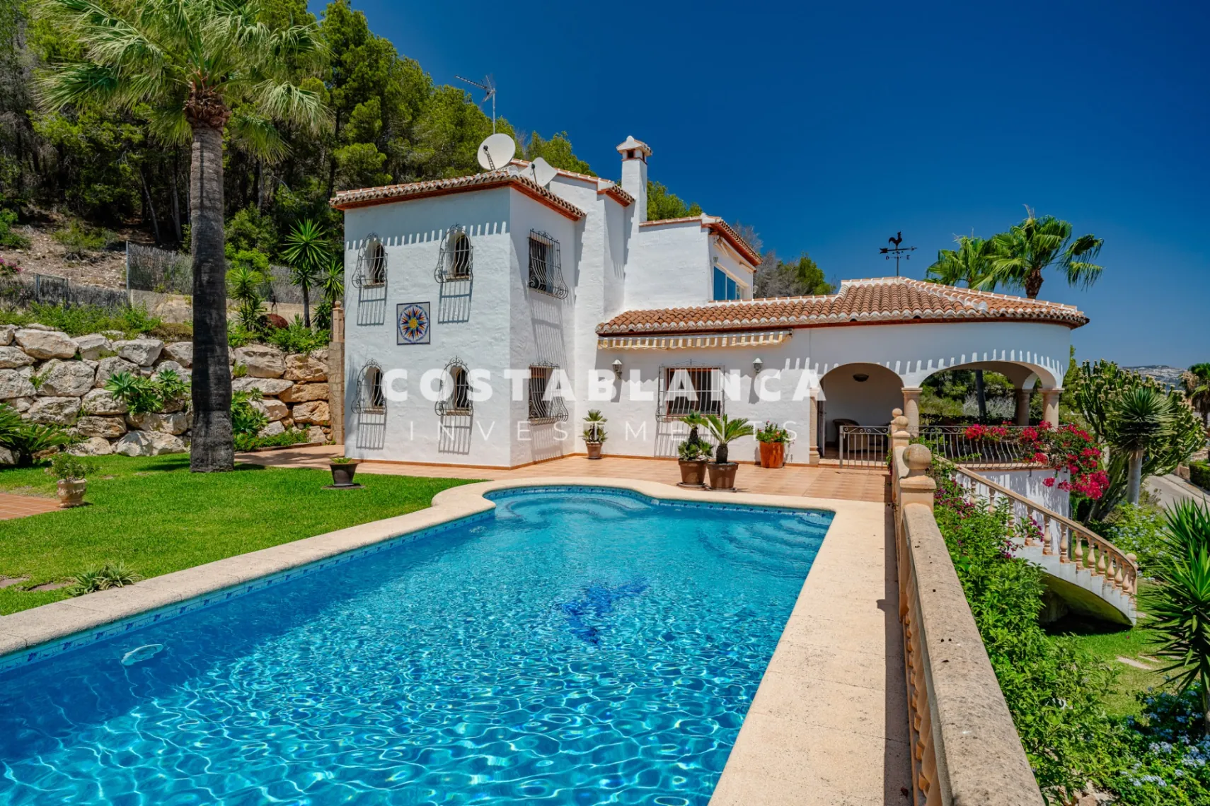 Luxury double plot with uninterrupted views of the green area and the sea for sale in Jávea.