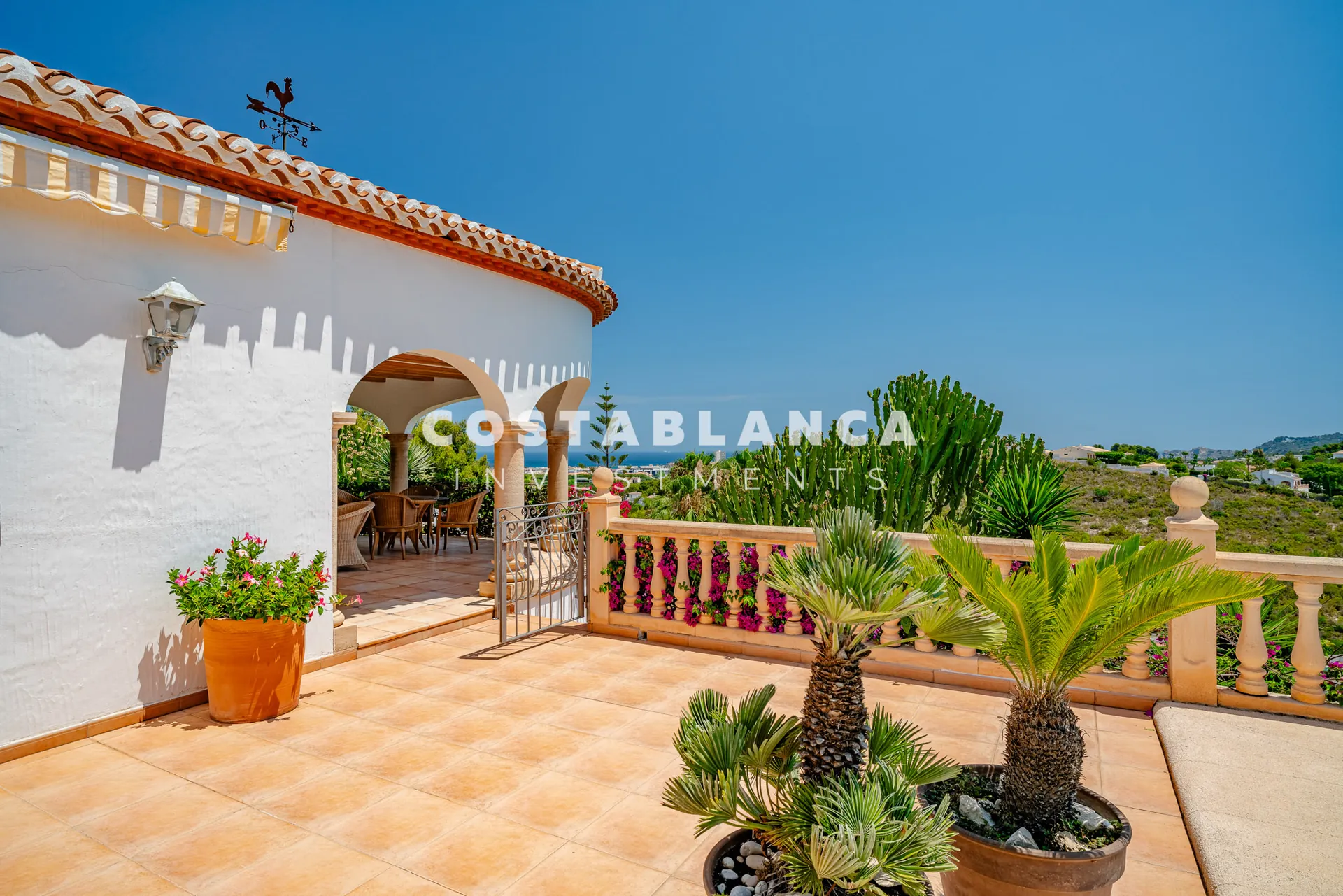 Luxury double plot with uninterrupted views of the green area and the sea for sale in Jávea.