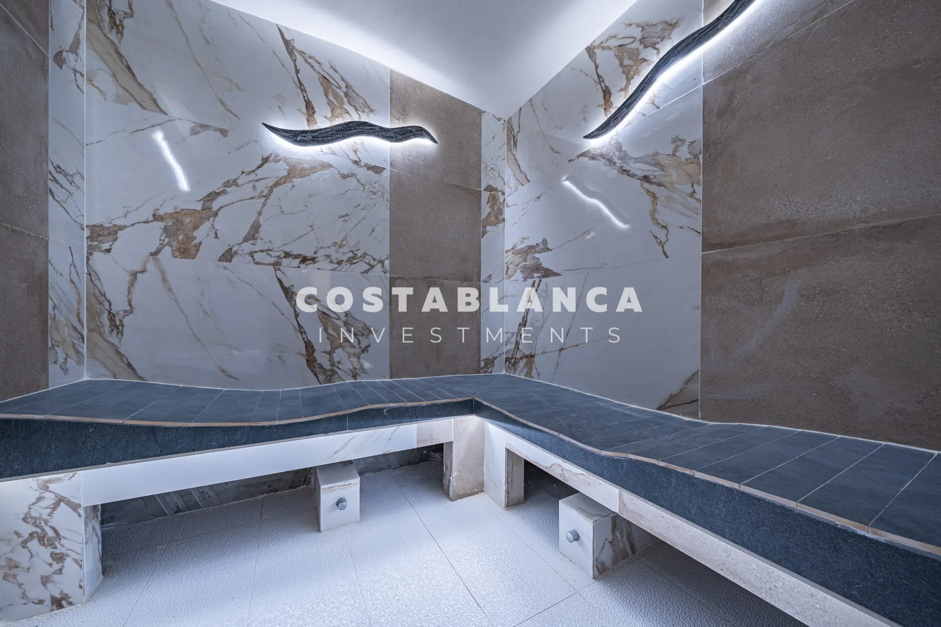 Apartament modern la etajul 5 cu piscine, saună și jacuzzi de vânzare în Finestrat.