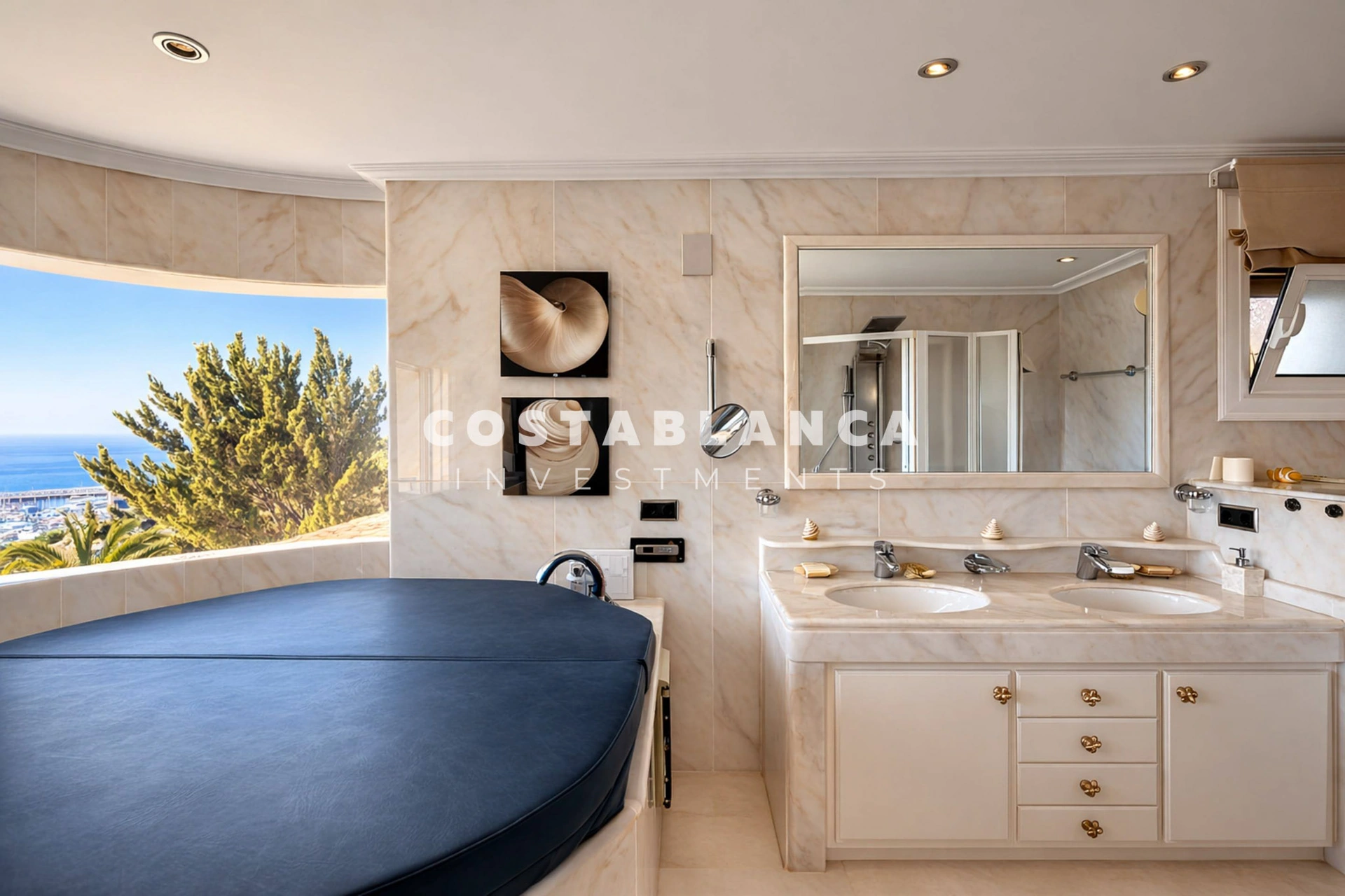 Vila mediteraneană cu vedere la mare și vedere la marină de vânzare în Moraira.