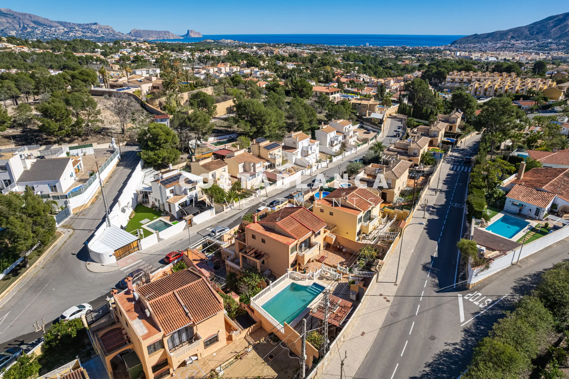 Large family home with pool and summer kitchen for sale in La Nucía.