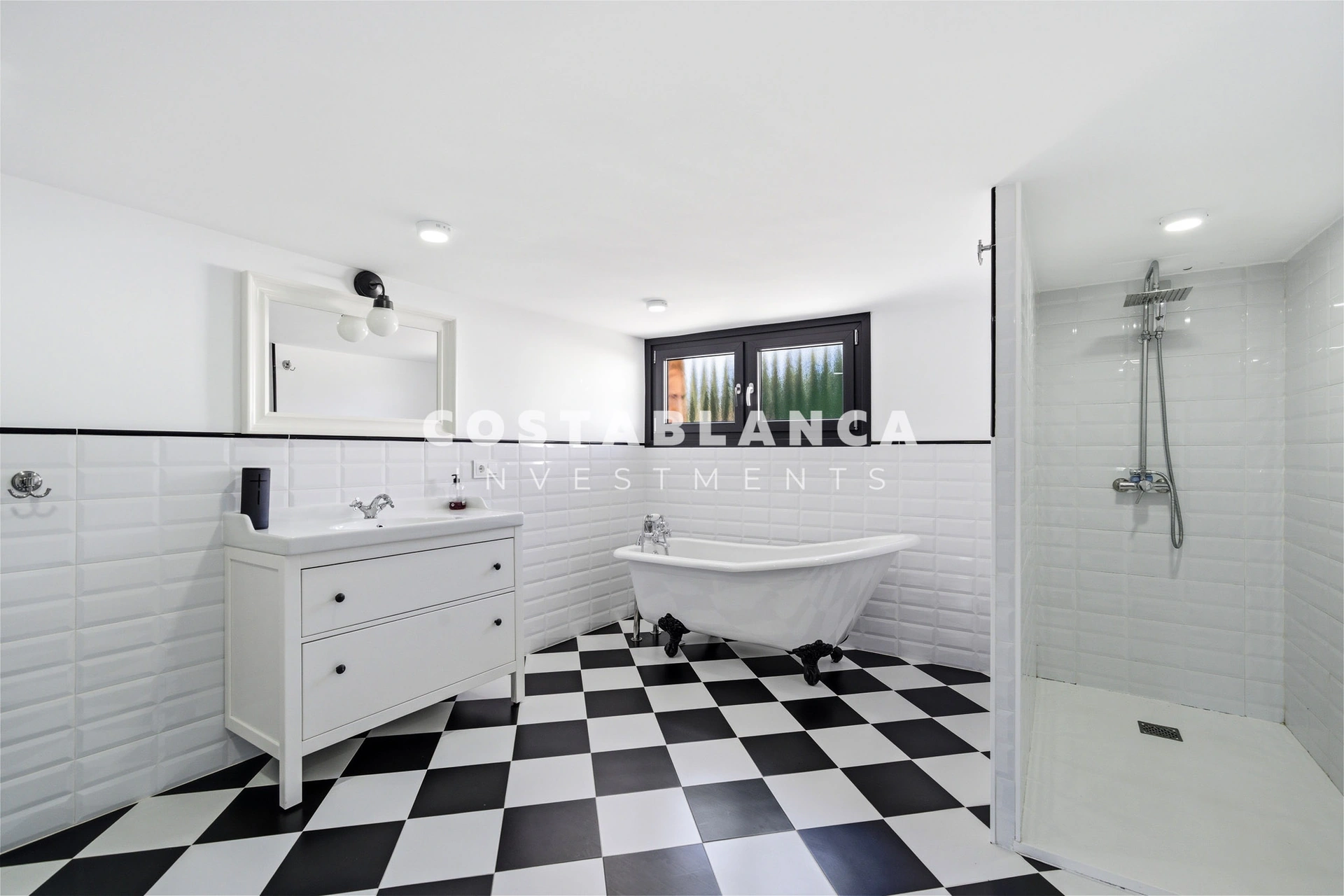 Vilă de lux complet recondiționată cu apartament privat, piscină și vedere la munte, de vânzare în Benidorm.