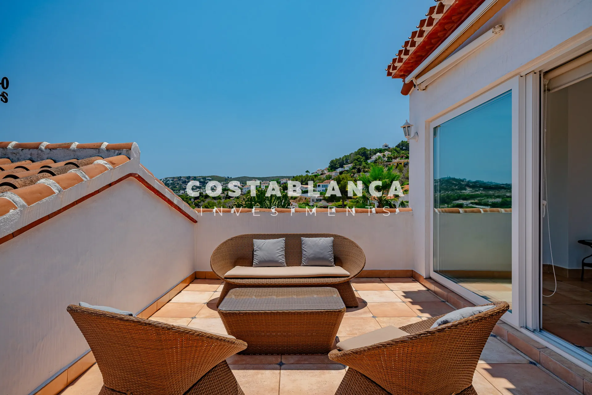 Luxury double plot with uninterrupted views of the green area and the sea for sale in Jávea.