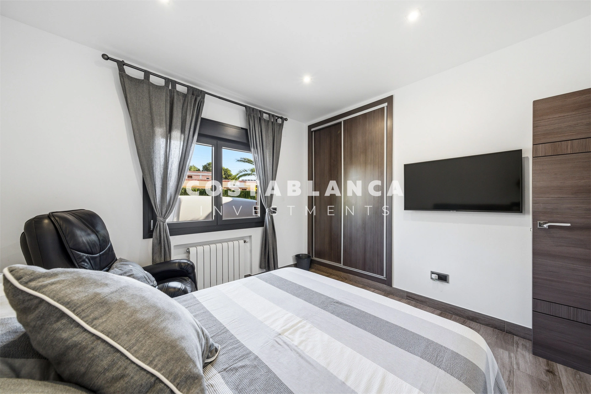 Vilă de lux complet recondiționată cu apartament privat, piscină și vedere la munte, de vânzare în Benidorm.