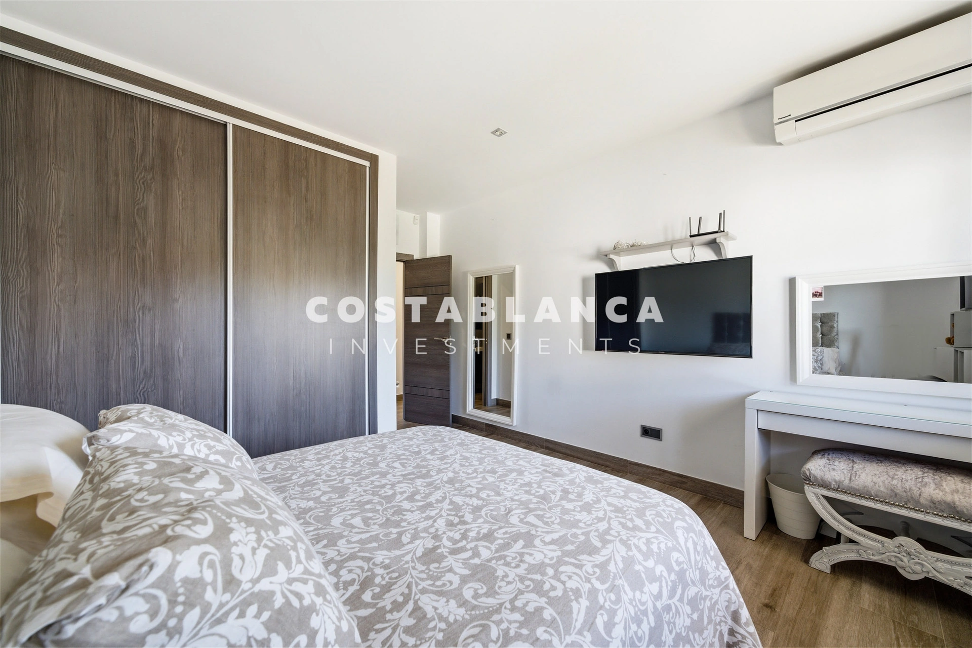 Vilă de lux complet recondiționată cu apartament privat, piscină și vedere la munte, de vânzare în Benidorm.