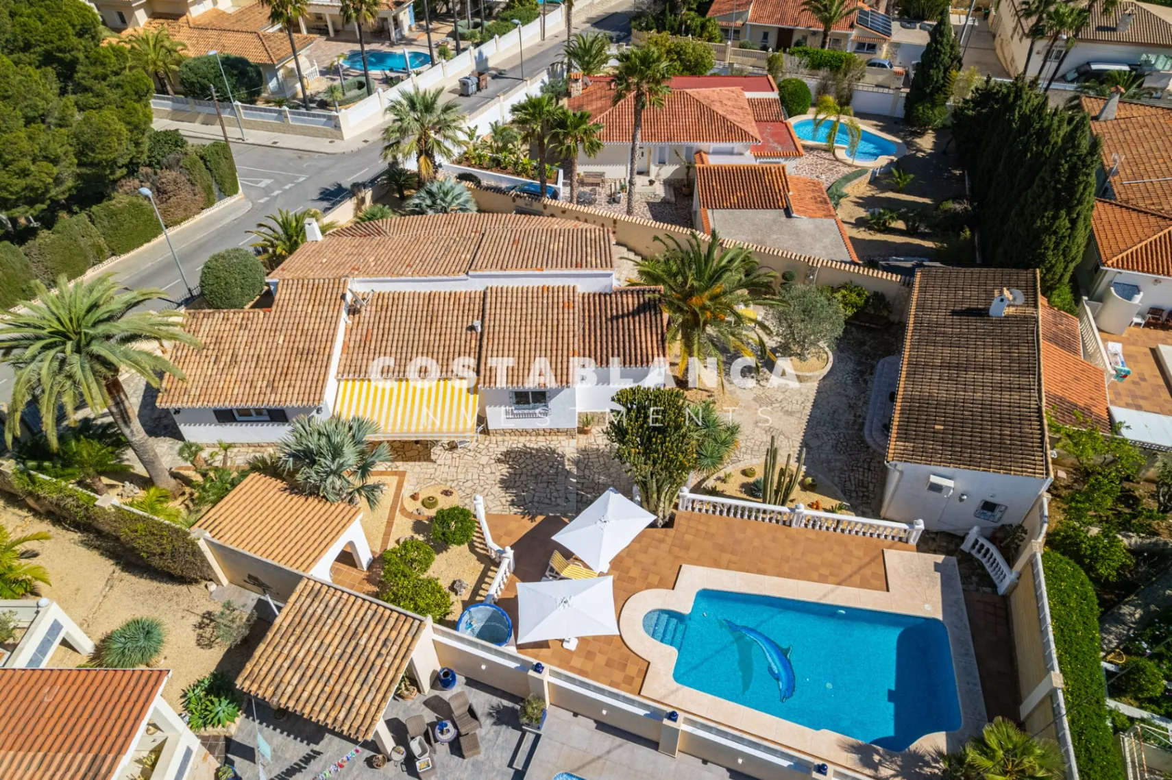 Charming villa with independent guest apartment and pool for sale in La Nucía.