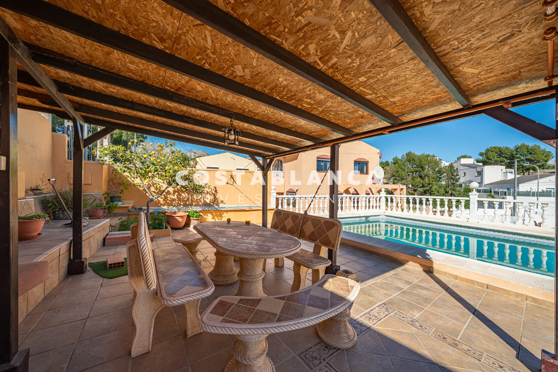 Large family home with pool and summer kitchen for sale in La Nucía.