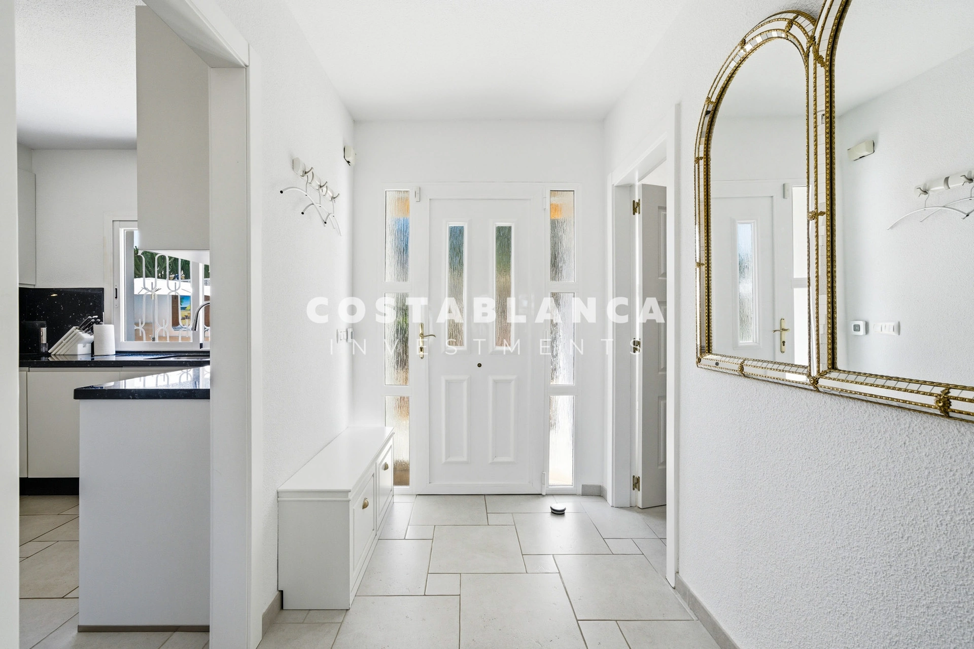 Charming villa with independent guest apartment and pool for sale in La Nucía.