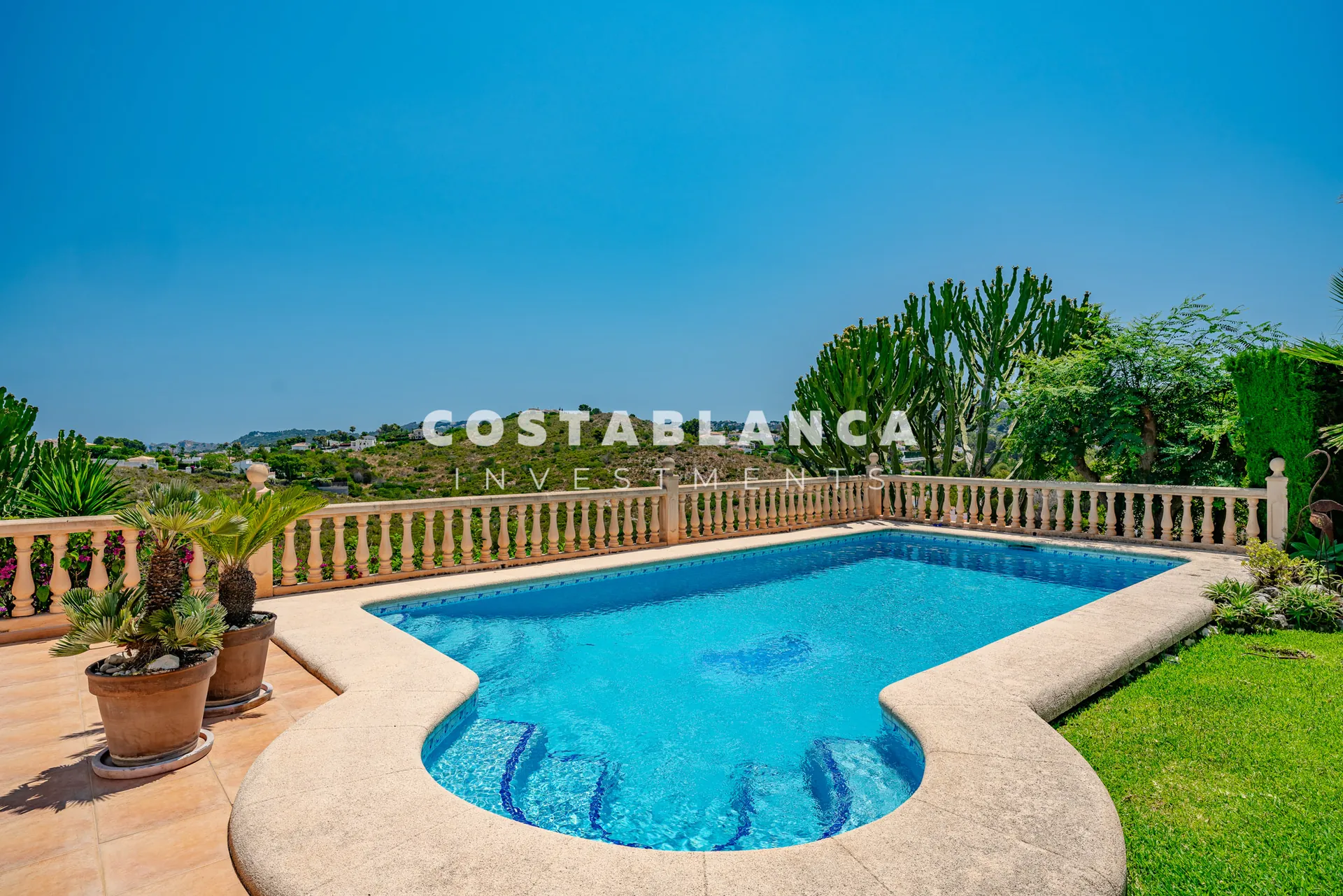 Luxury double plot with uninterrupted views of the green area and the sea for sale in Jávea.