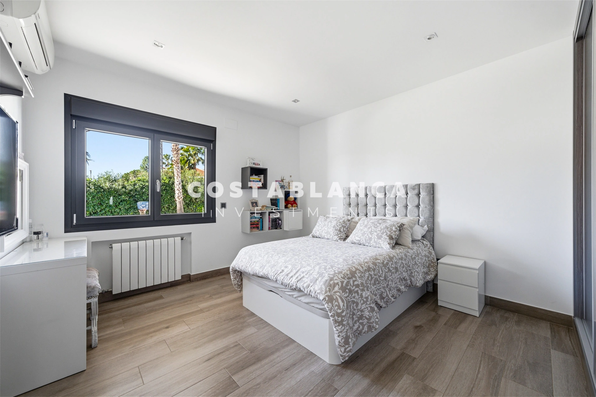 Vilă de lux complet recondiționată cu apartament privat, piscină și vedere la munte, de vânzare în Benidorm.